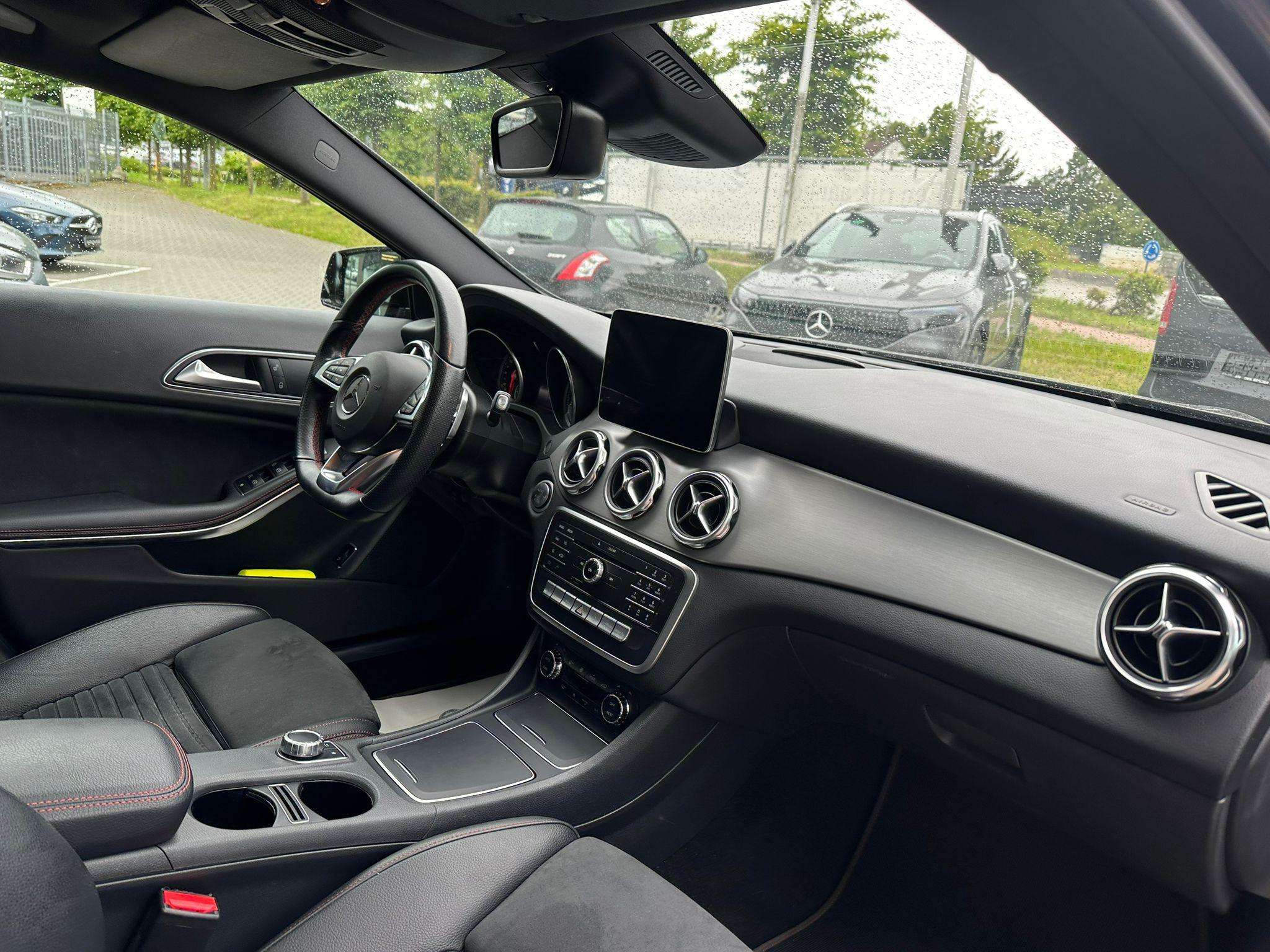 Mercedes-Benz GLA 180 GLA AMG LINE