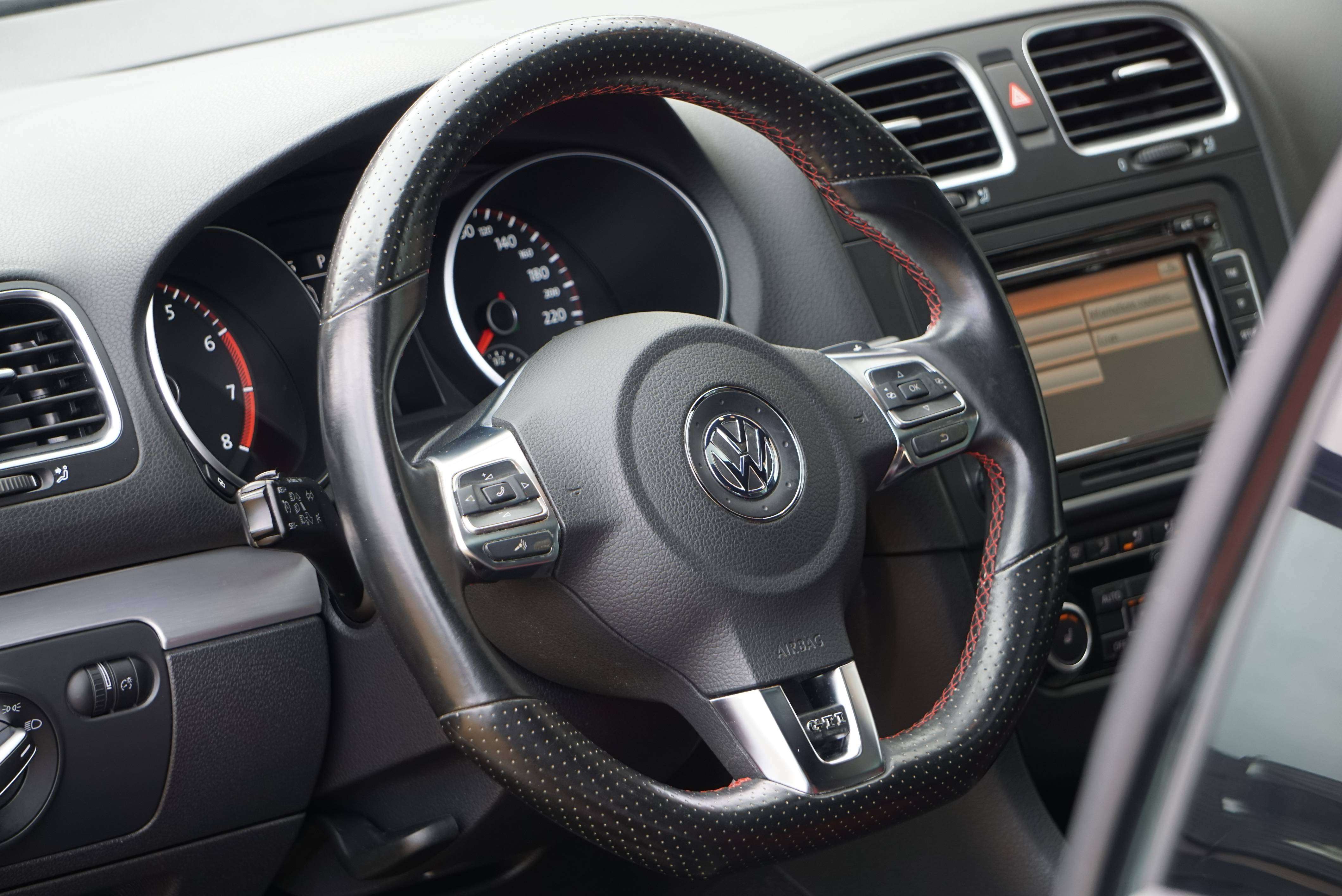 Volkswagen Golf GTI 2.0 TSI ADIDAS EDITION / DSG6 / BI-XENON / PDC / TOIT OUVRANT / CARNET COMPLET