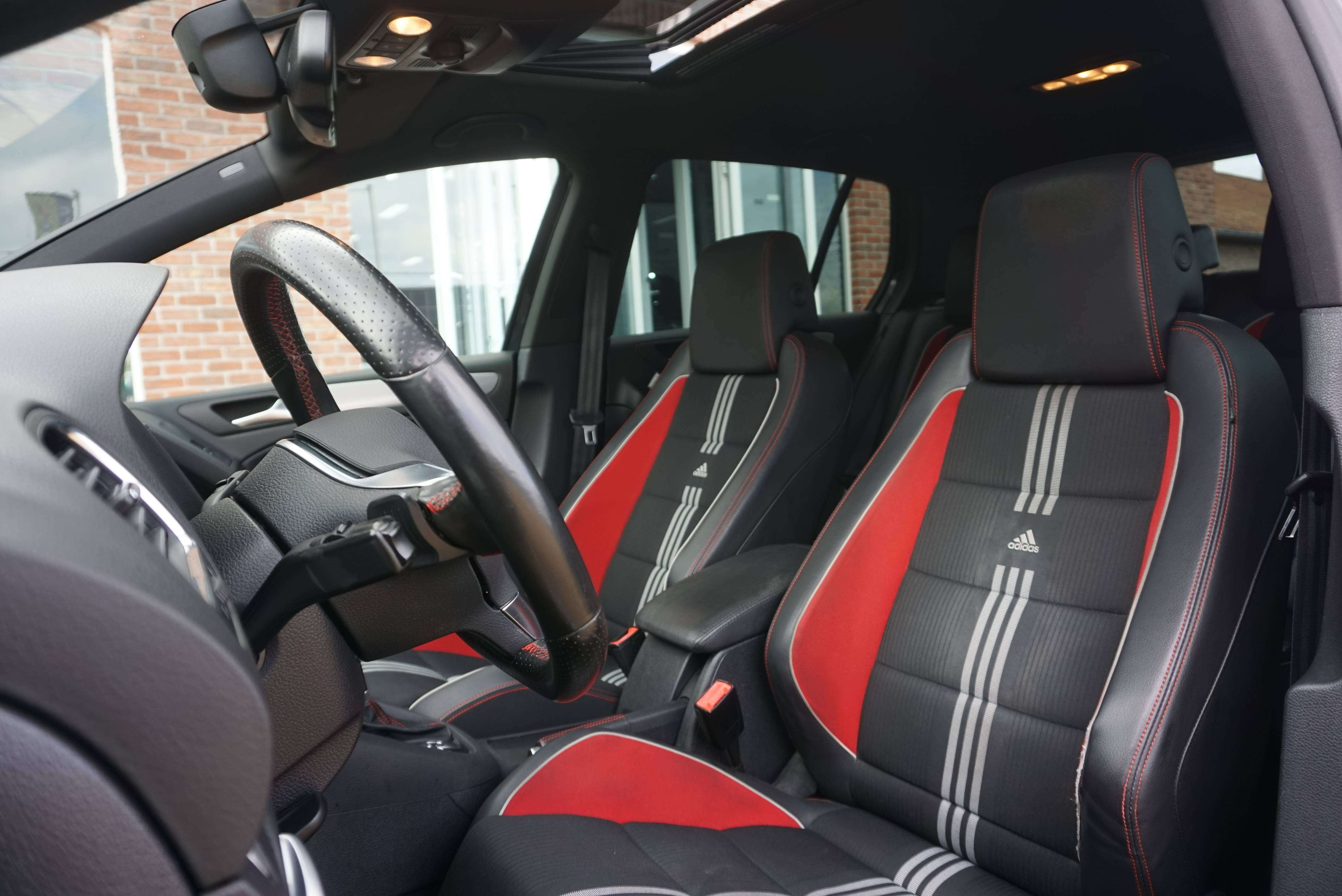 Volkswagen Golf GTI 2.0 TSI ADIDAS EDITION / DSG6 / BI-XENON / PDC / TOIT OUVRANT / CARNET COMPLET