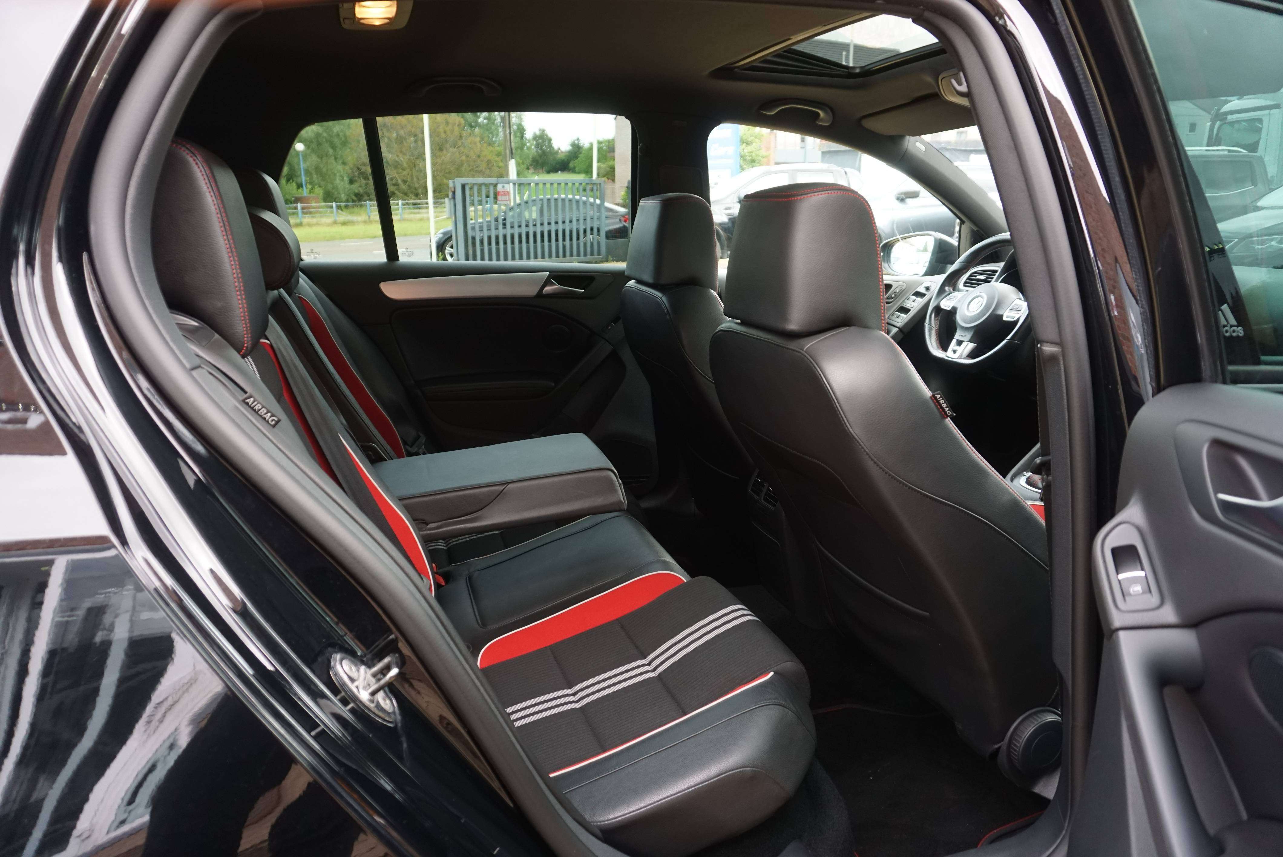 Volkswagen Golf GTI 2.0 TSI ADIDAS EDITION / DSG6 / BI-XENON / PDC / TOIT OUVRANT / CARNET COMPLET