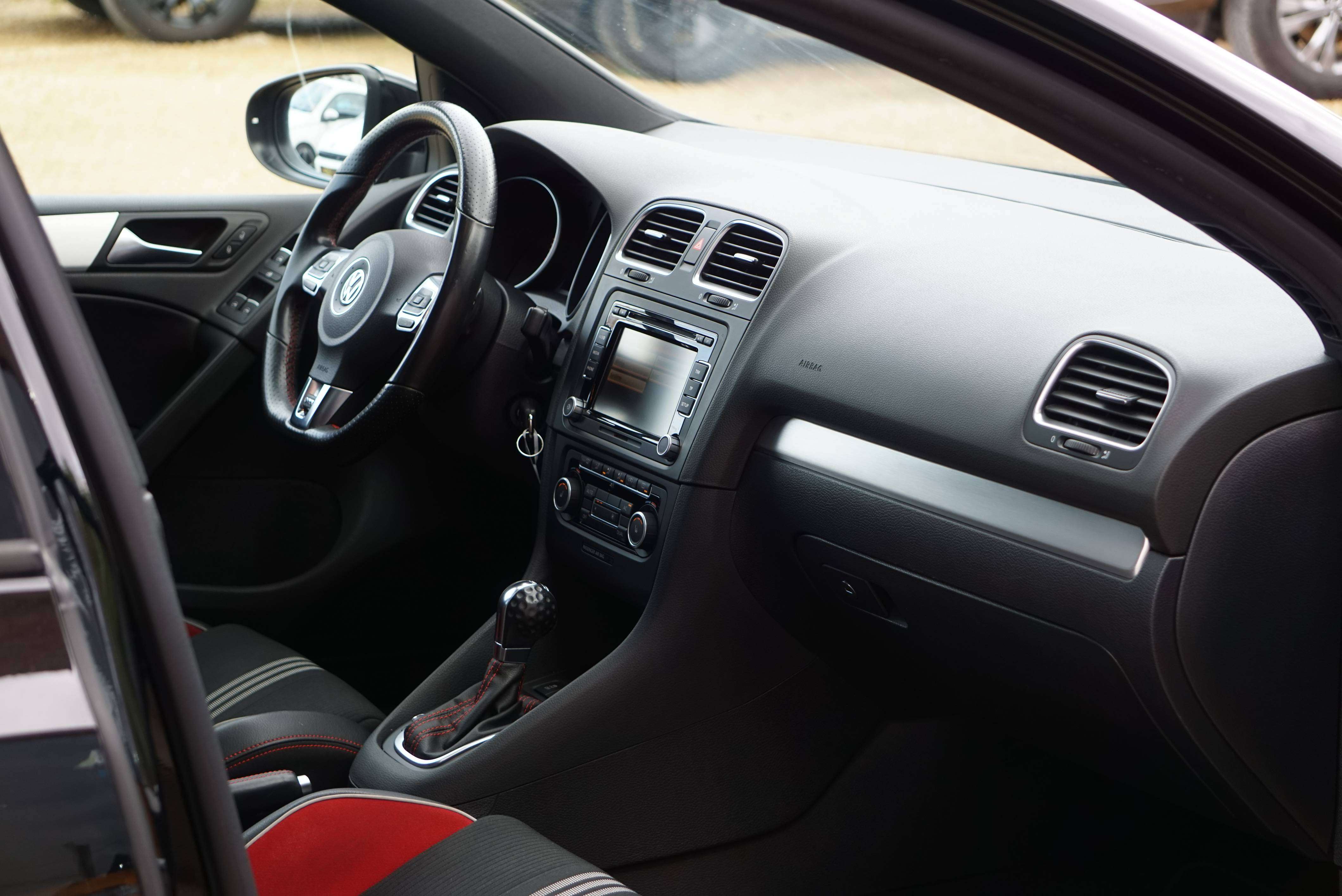 Volkswagen Golf GTI 2.0 TSI ADIDAS EDITION / DSG6 / BI-XENON / PDC / TOIT OUVRANT / CARNET COMPLET