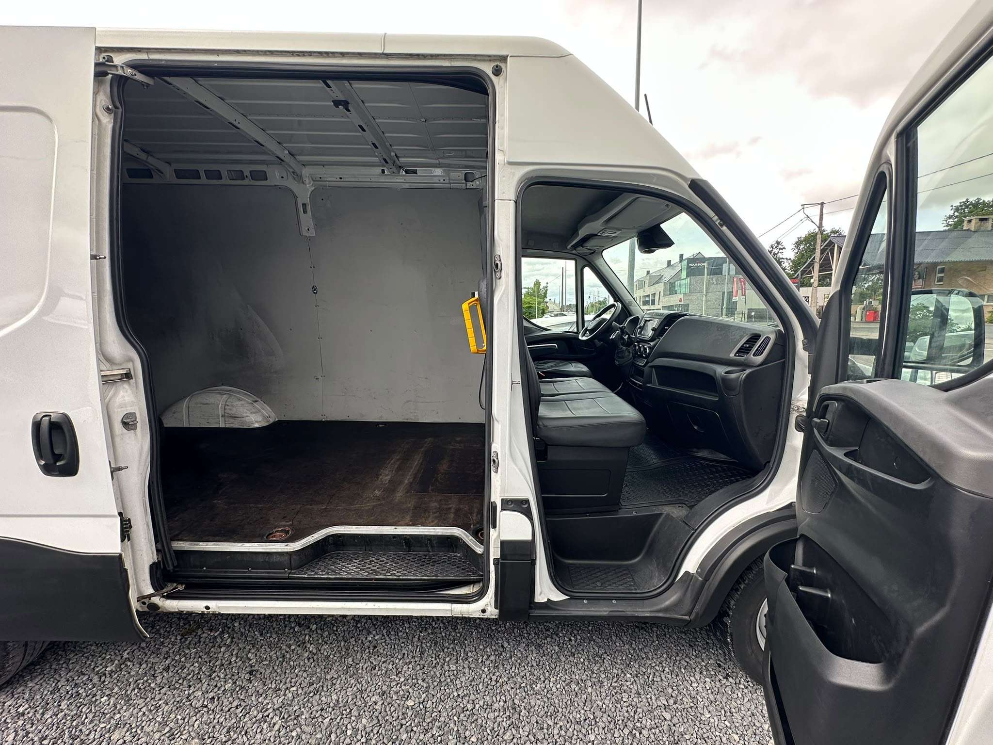 Iveco Daily 35C17SV 3.0 Turbo Hi-Matic (3520L)