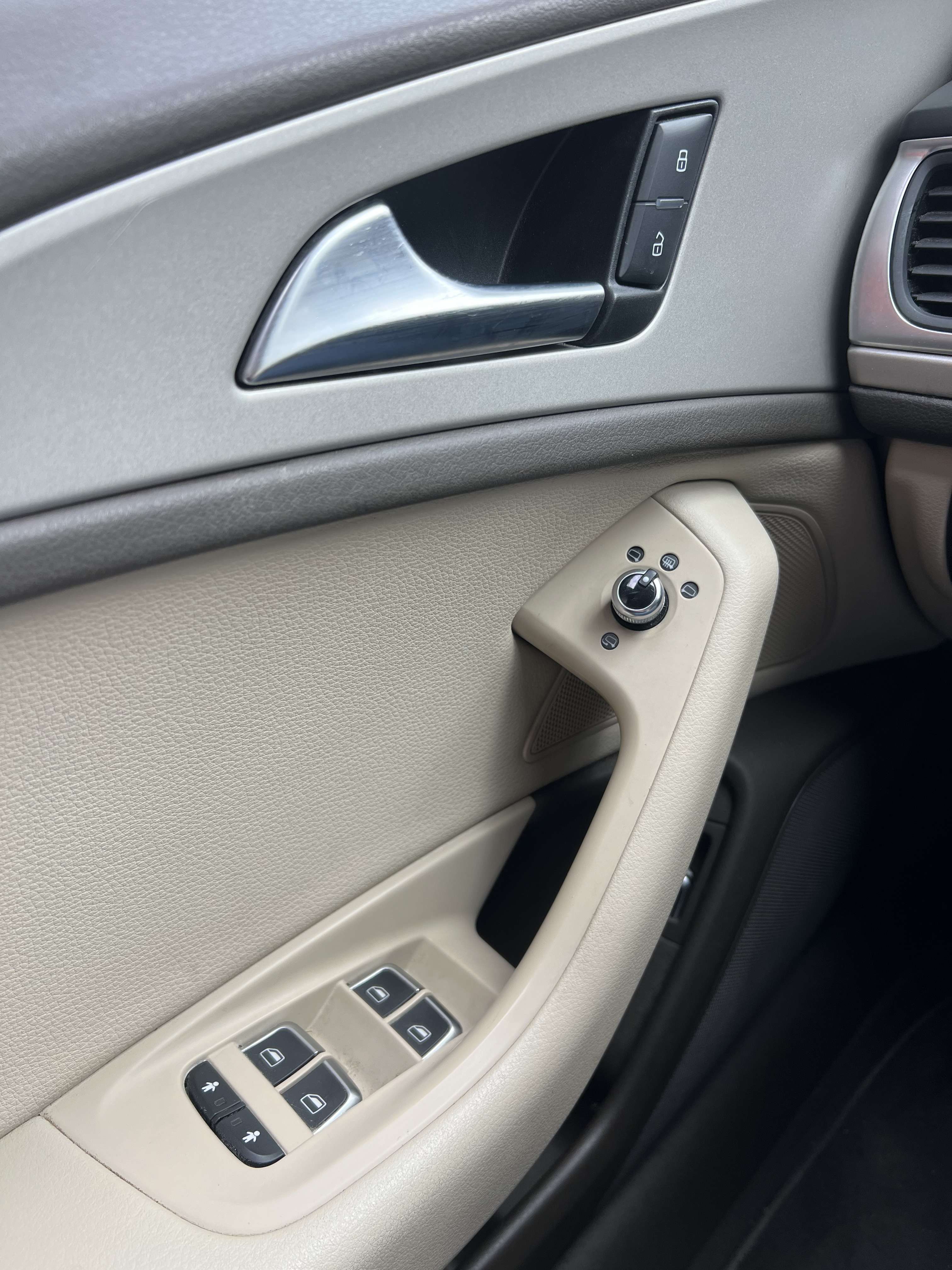 Audi A6 Avant 2.0 TDi ultra S tronic +CAMÉRA +NAVI +CUIR