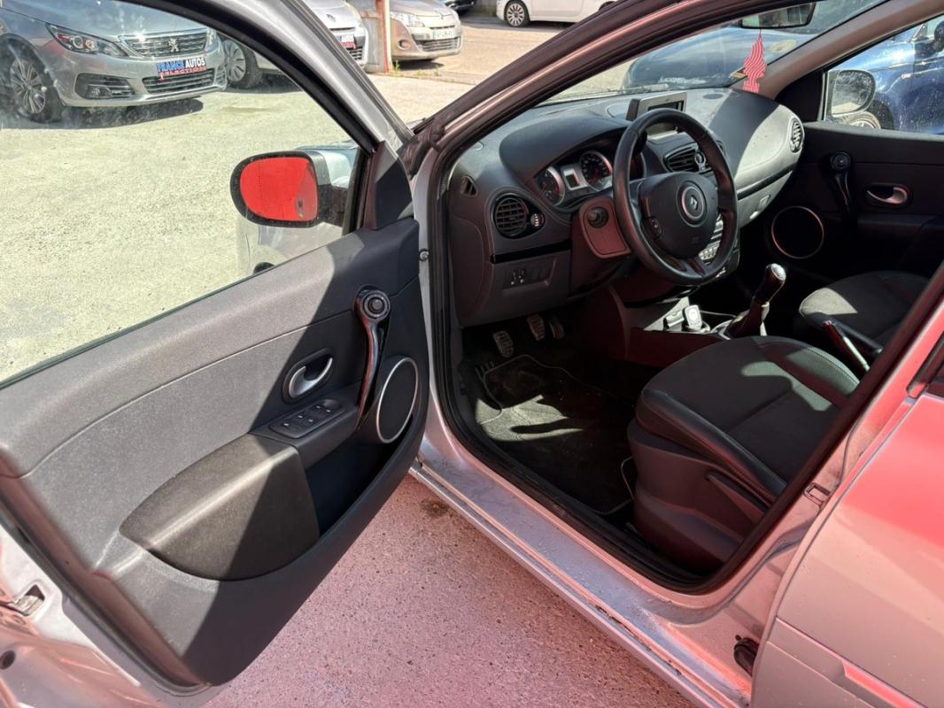 Renault Clio III TOMTOM 1.5 DCI 90 CH DE 2012 - ENTIÈREMENT RÉVISÉE ET GARANTIE 12 MOIS EUROPE
