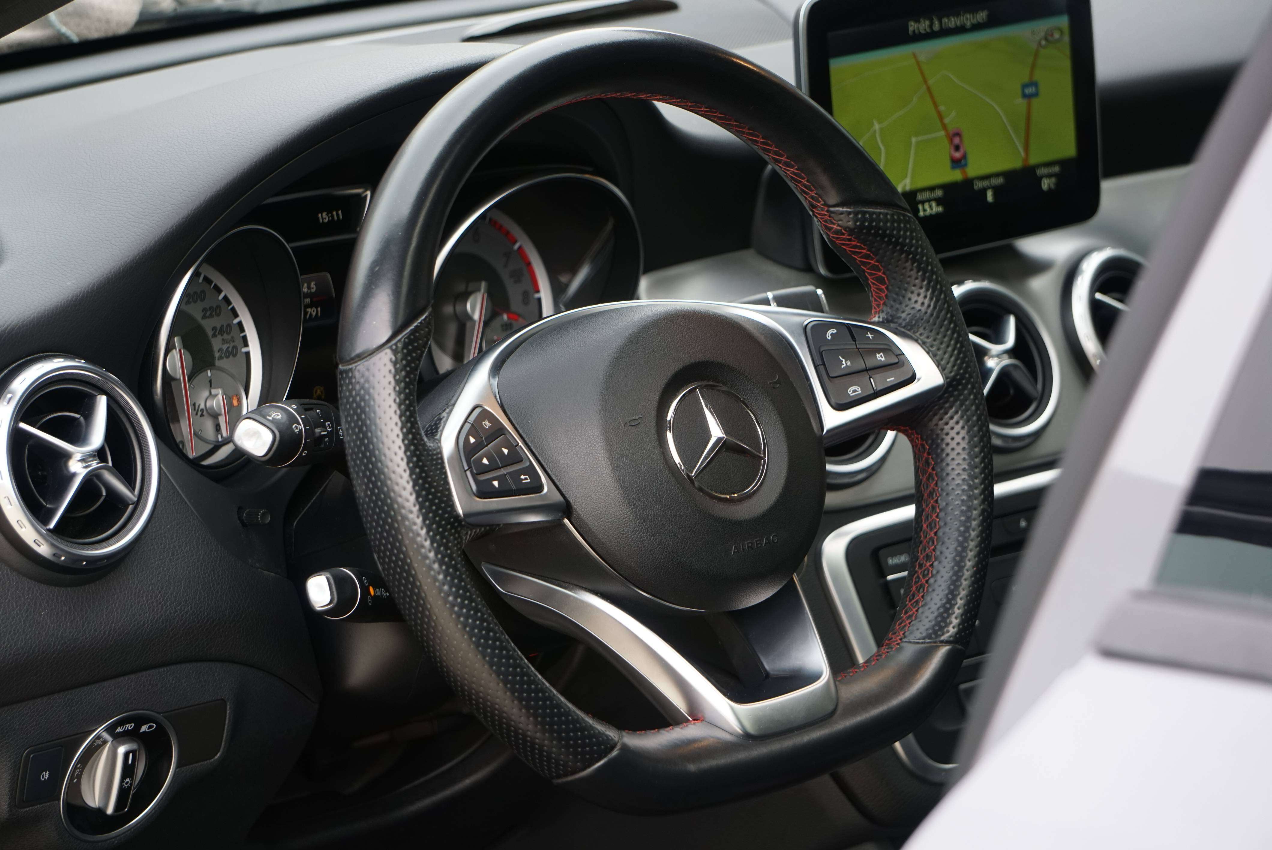 Mercedes-Benz GLA 180 ESSENCE PACK AMG 6B BOITE-AUTO 1er MAIN TOIT-PANO