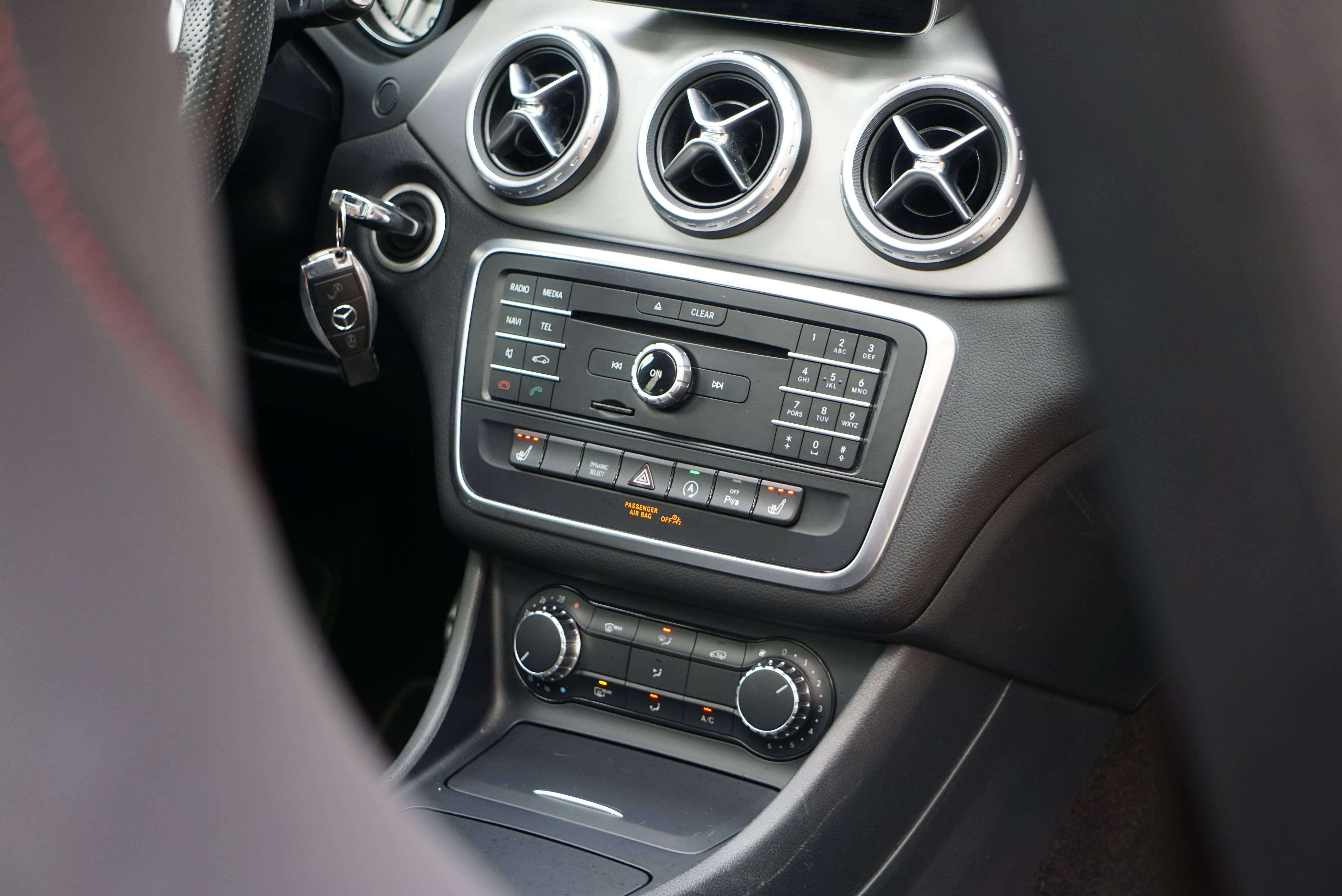 Mercedes-Benz GLA 180 ESSENCE PACK AMG 6B BOITE-AUTO 1er MAIN TOIT-PANO
