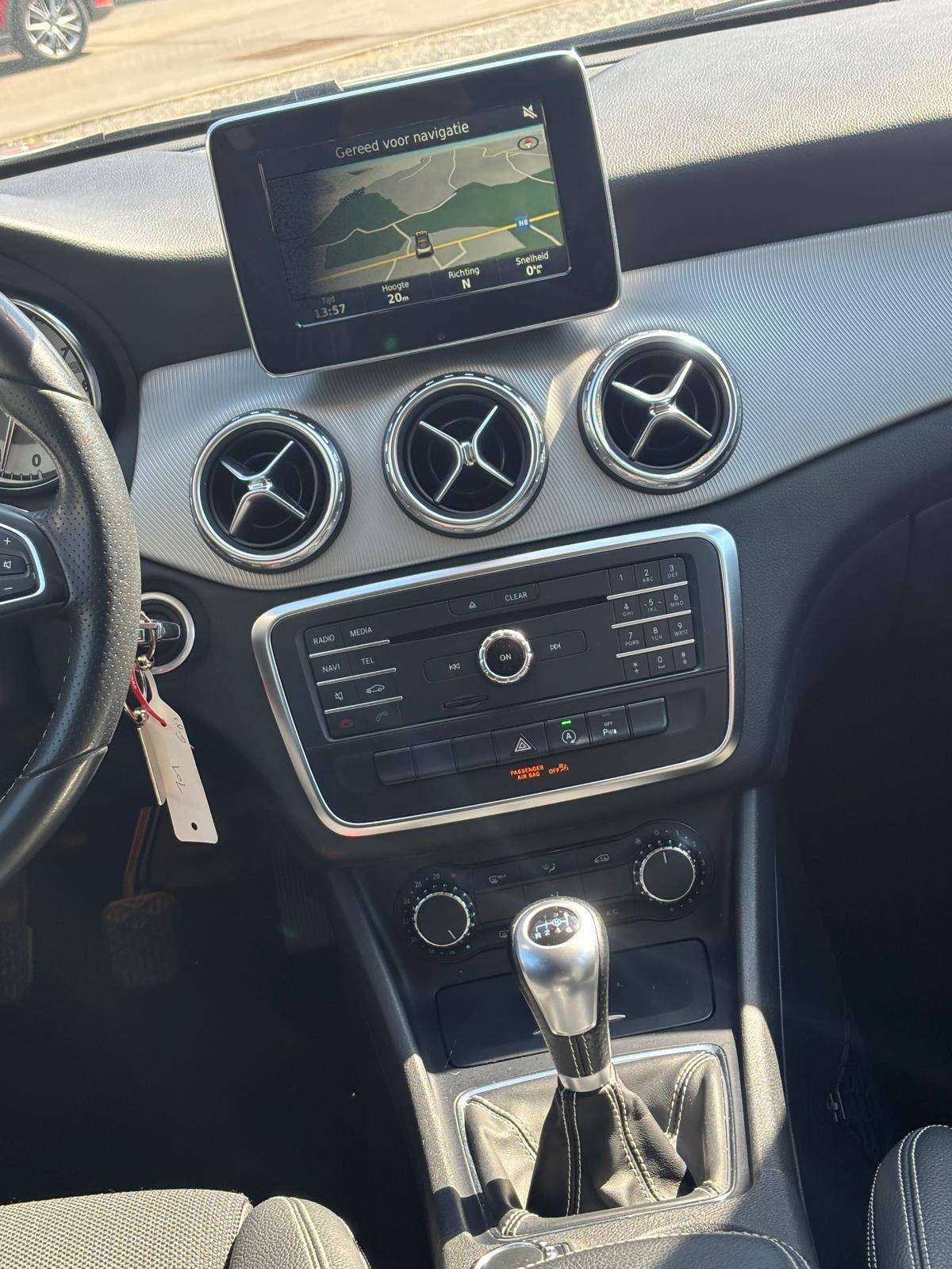 Mercedes-Benz GLA 180 i X156 Activity Edition*NAV PARKSENSOR CRUISE BT