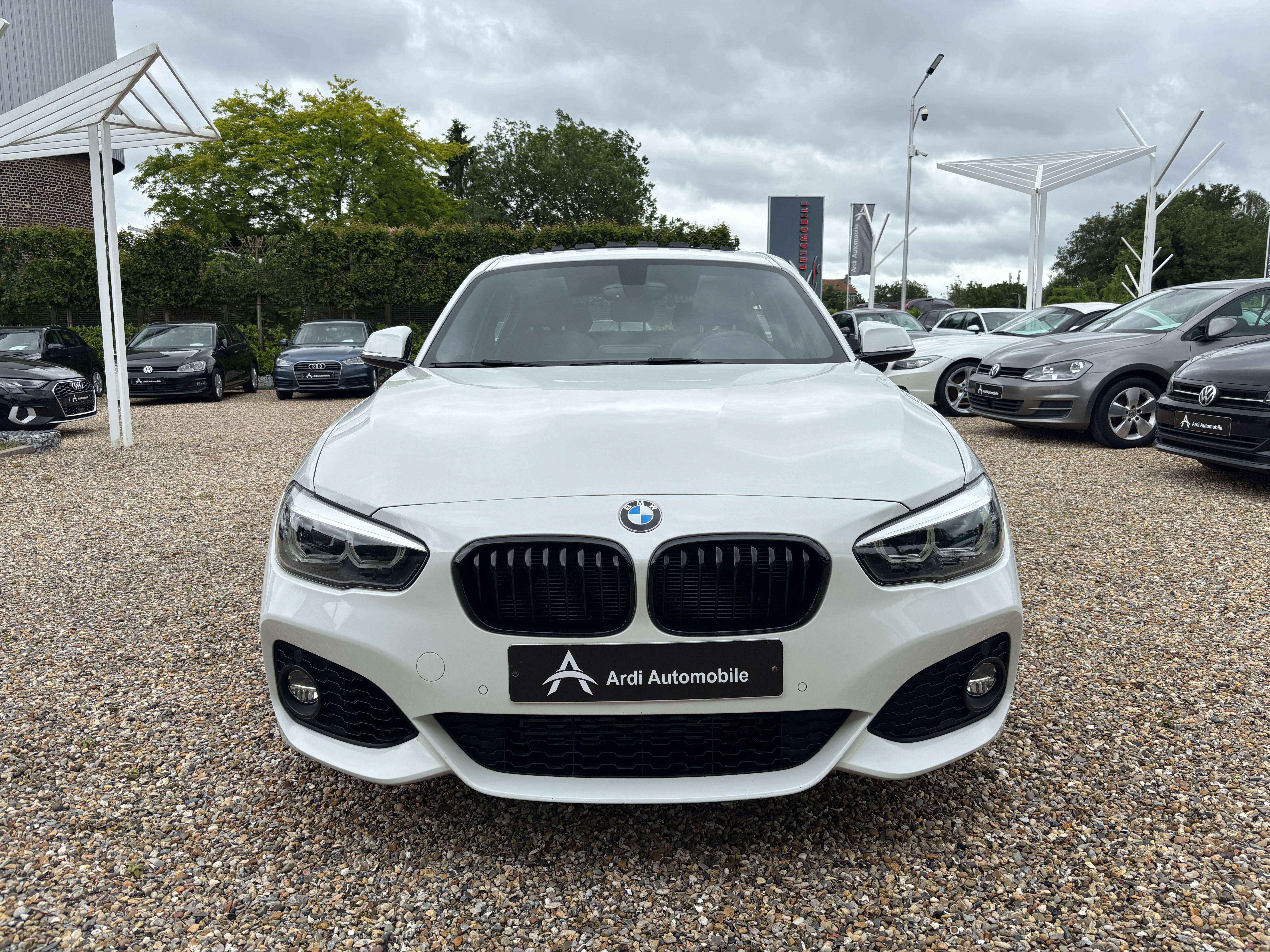 BMW 118 i *PACK M*TOIT OUV*SIEGE CHAUFF*CAPTEUR AV+AR*GARANTIE*