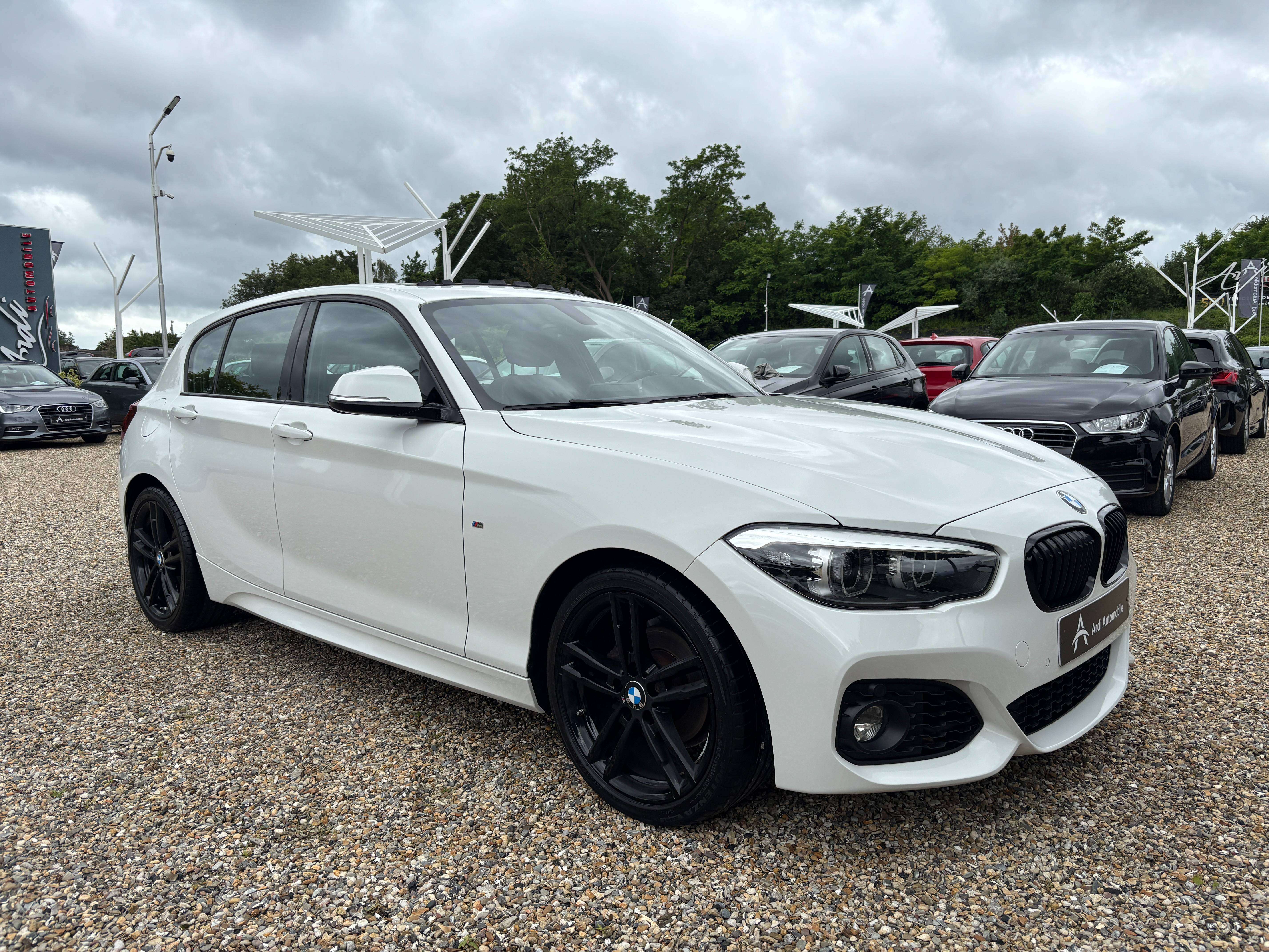 BMW 118 i *PACK M*TOIT OUV*SIEGE CHAUFF*CAPTEUR AV+AR*GARANTIE*