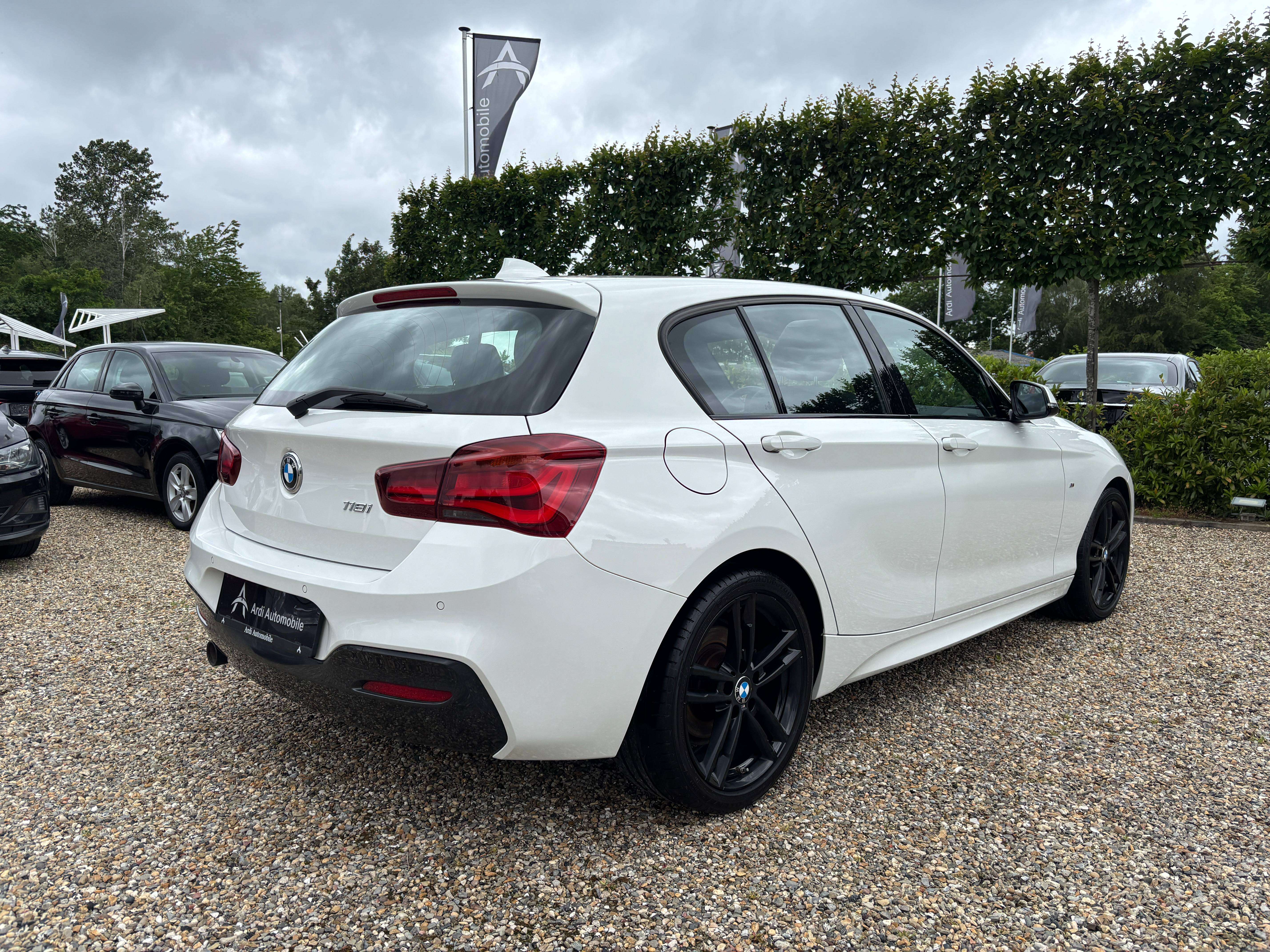 BMW 118 i *PACK M*TOIT OUV*SIEGE CHAUFF*CAPTEUR AV+AR*GARANTIE*