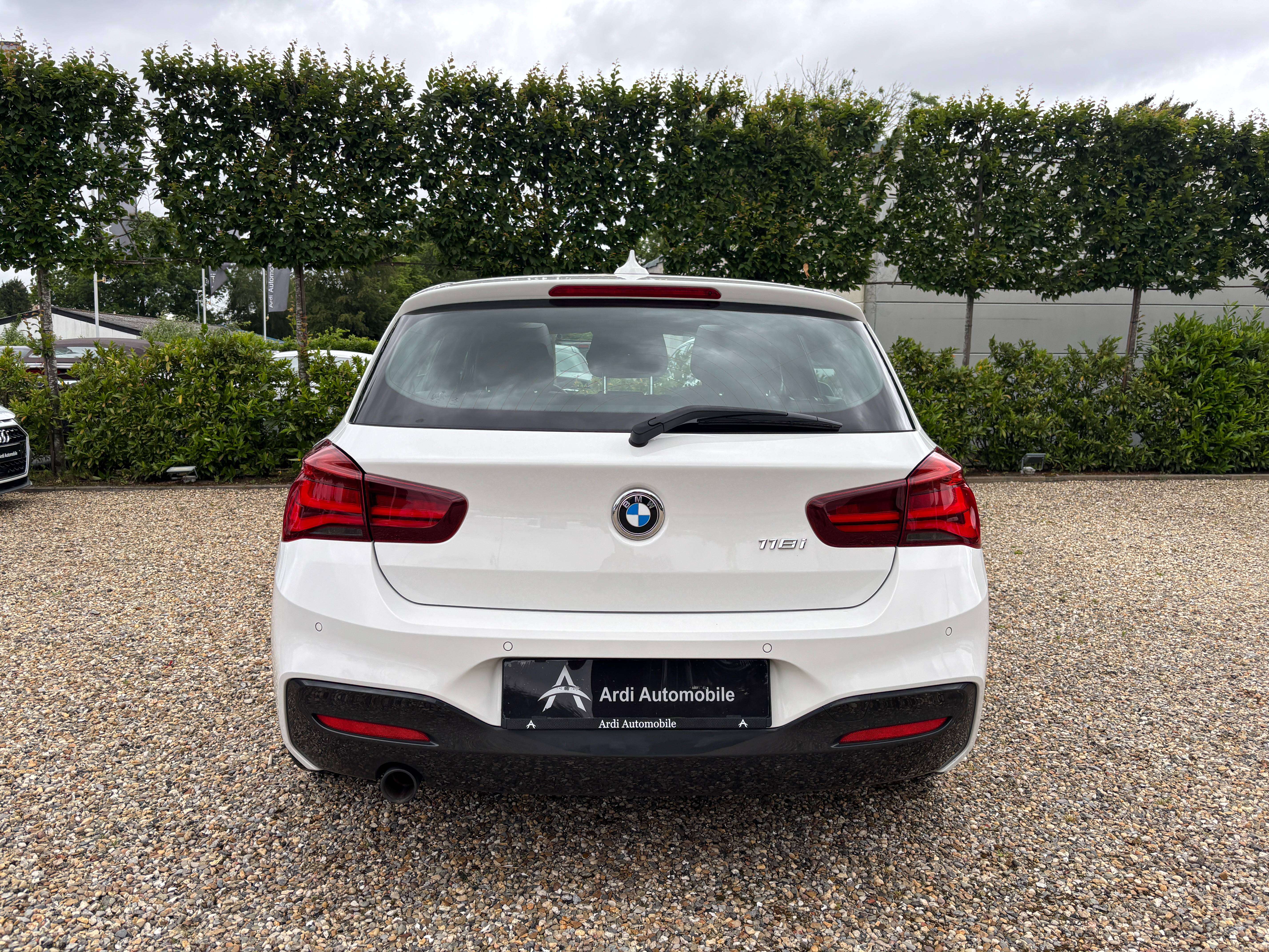 BMW 118 i *PACK M*TOIT OUV*SIEGE CHAUFF*CAPTEUR AV+AR*GARANTIE*