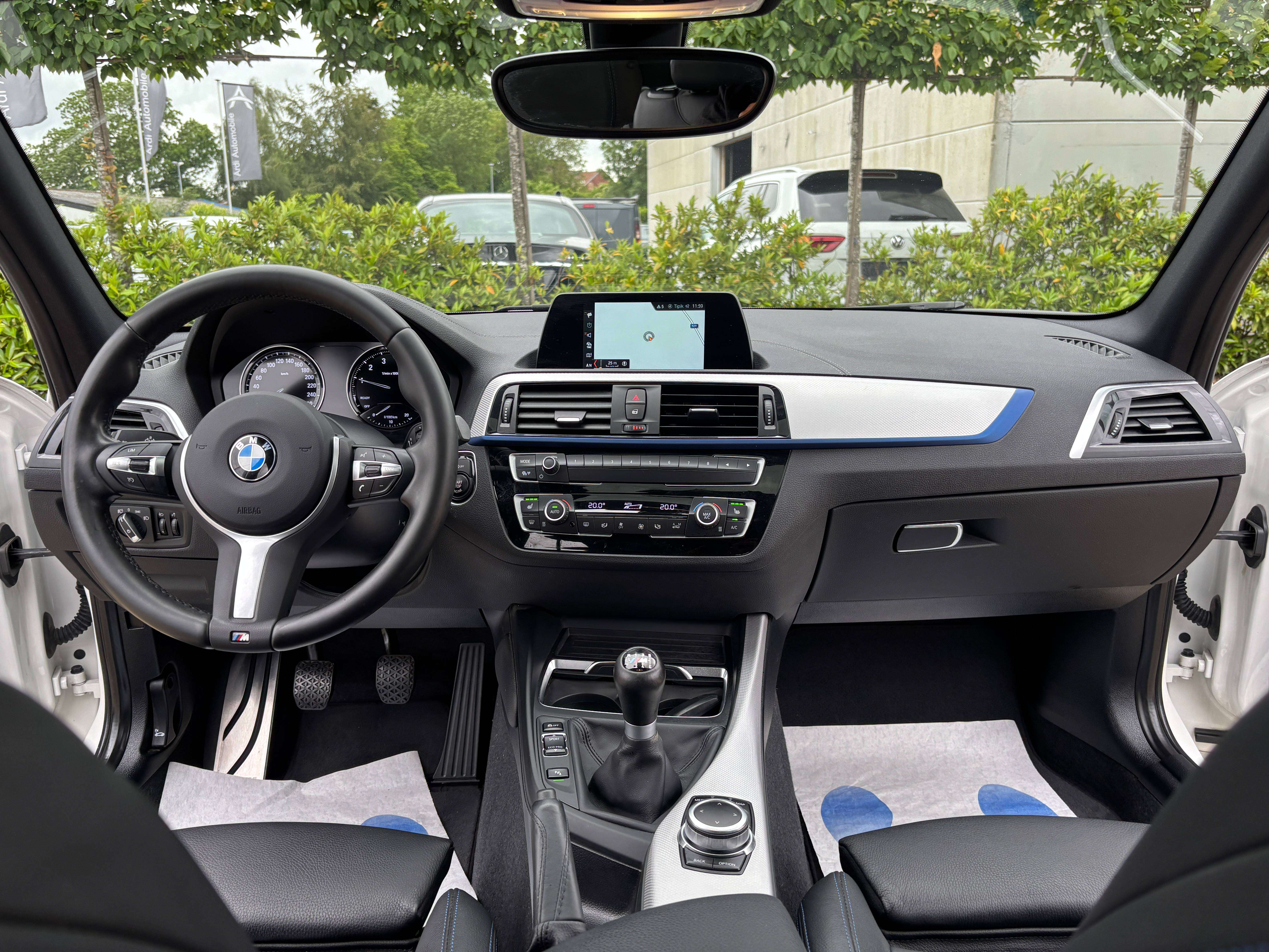 BMW 118 i *PACK M*TOIT OUV*SIEGE CHAUFF*CAPTEUR AV+AR*GARANTIE*