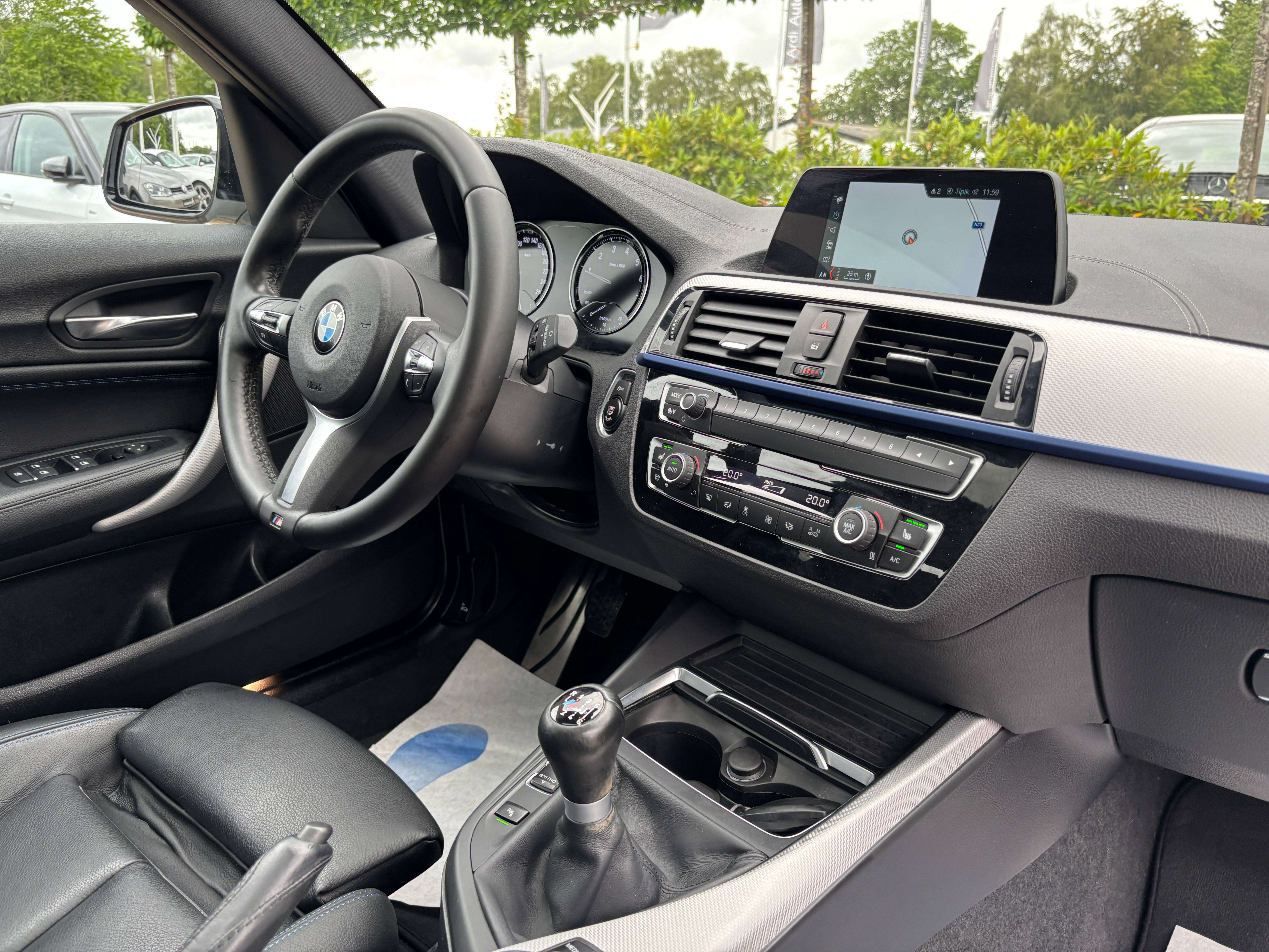 BMW 118 i *PACK M*TOIT OUV*SIEGE CHAUFF*CAPTEUR AV+AR*GARANTIE*