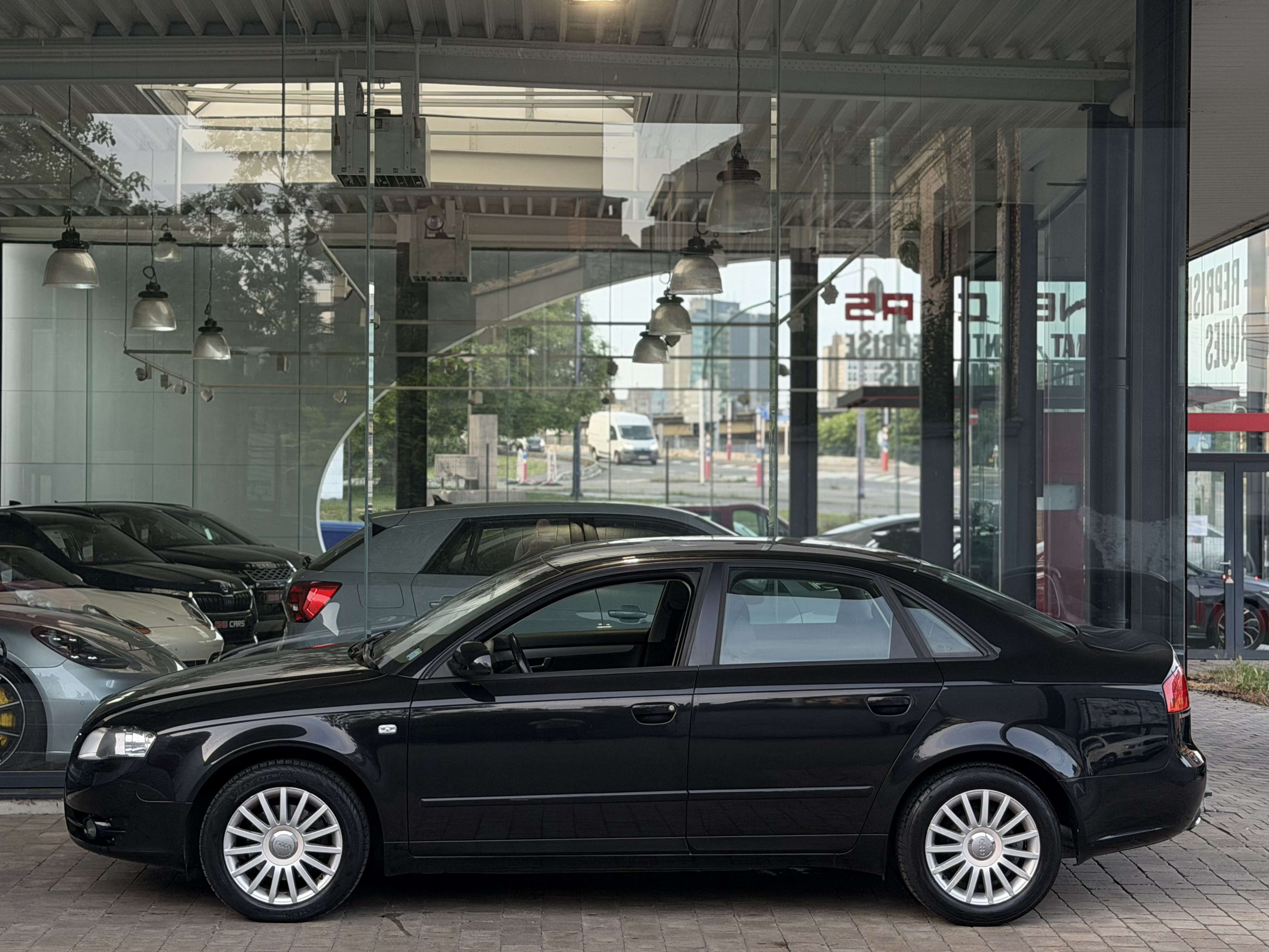 Audi A4 2.0 TDi 136cv GPS-CUIR CHAUF-CLIM-PDC-JA16-GAR 12MOIS