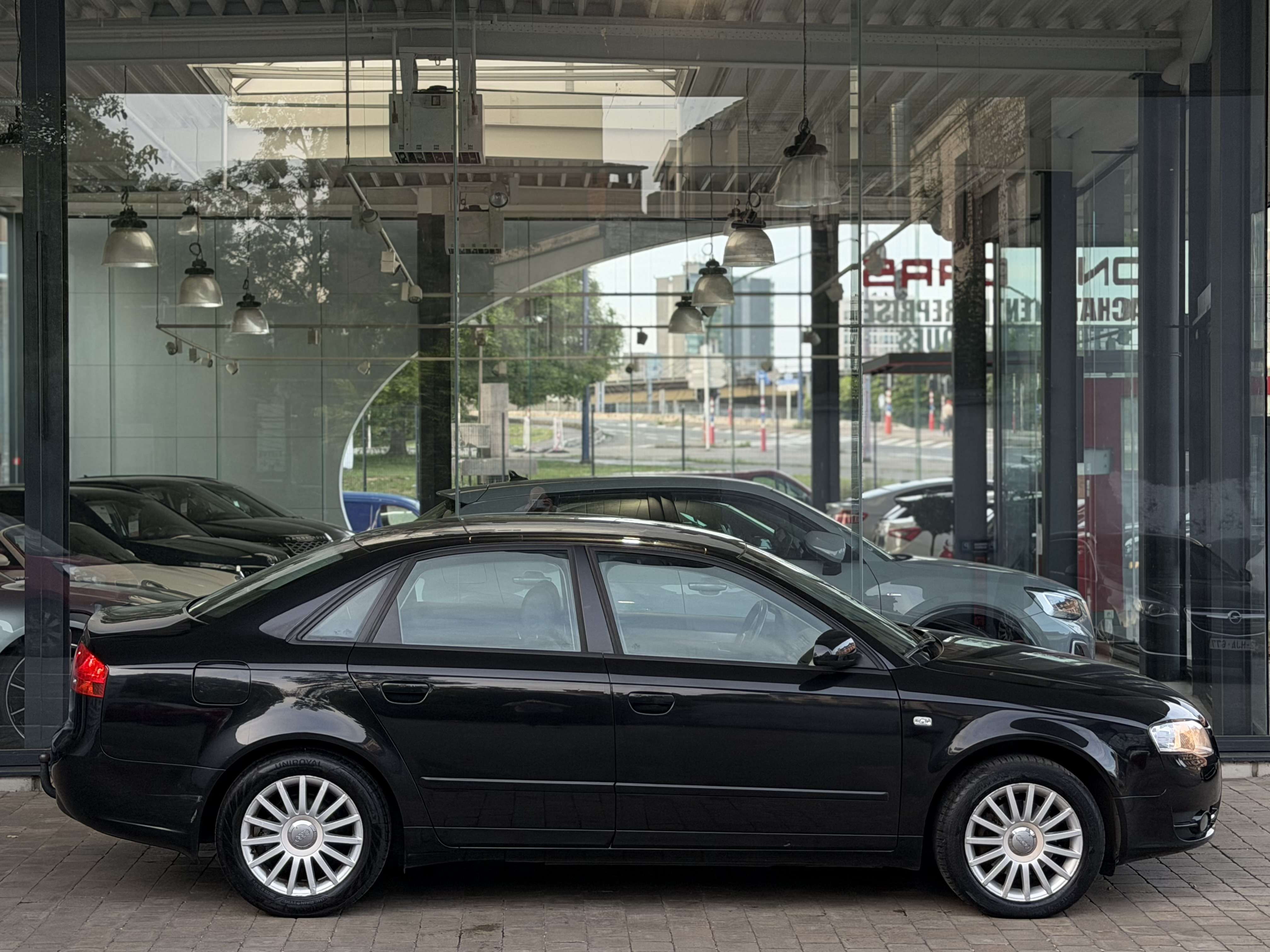Audi A4 2.0 TDi 136cv GPS-CUIR CHAUF-CLIM-PDC-JA16-GAR 12MOIS