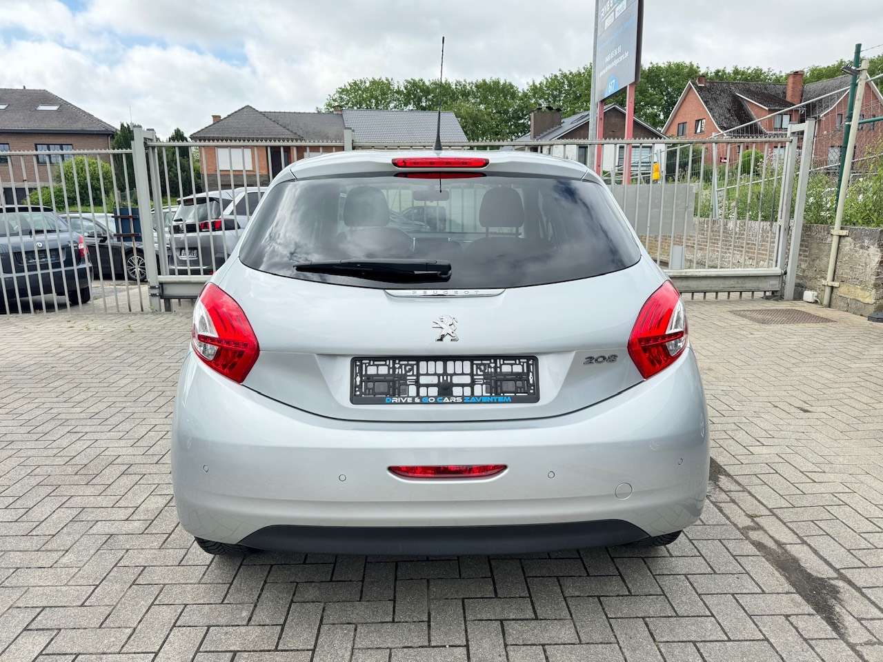 Peugeot 208 1.2i Style ** 1 JAAR GARANTIE ** !!