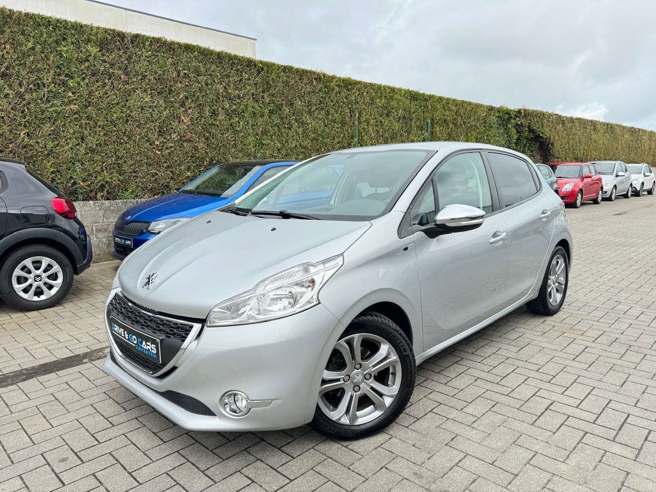 Peugeot 208 1.2i Style ** 1 JAAR GARANTIE ** !!