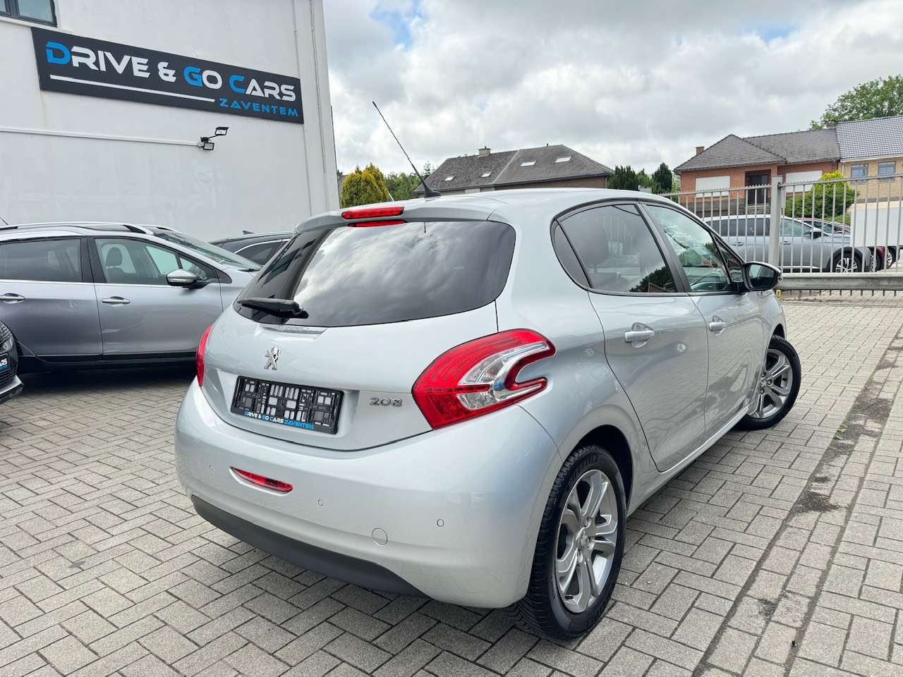 Peugeot 208 1.2i Style ** 1 JAAR GARANTIE ** !!