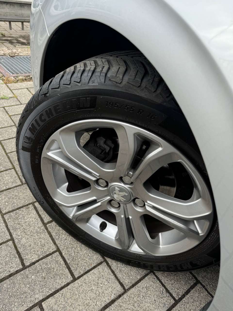Peugeot 208 1.2i Style ** 1 JAAR GARANTIE ** !!