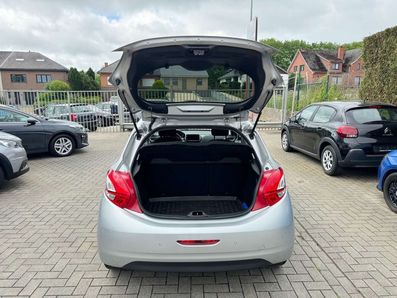 Peugeot 208 1.2i Style ** 1 JAAR GARANTIE ** !!