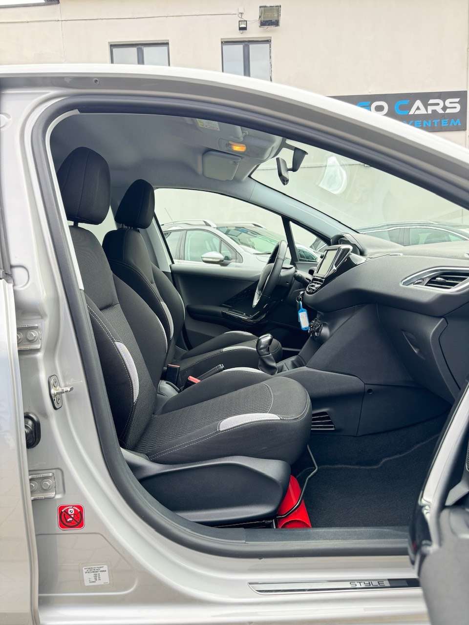 Peugeot 208 1.2i Style ** 1 JAAR GARANTIE ** !!