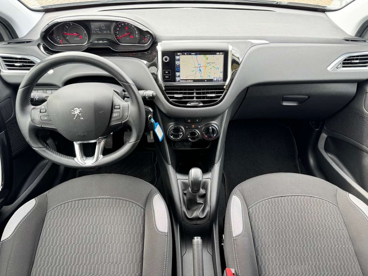 Peugeot 208 1.2i Style ** 1 JAAR GARANTIE ** !!