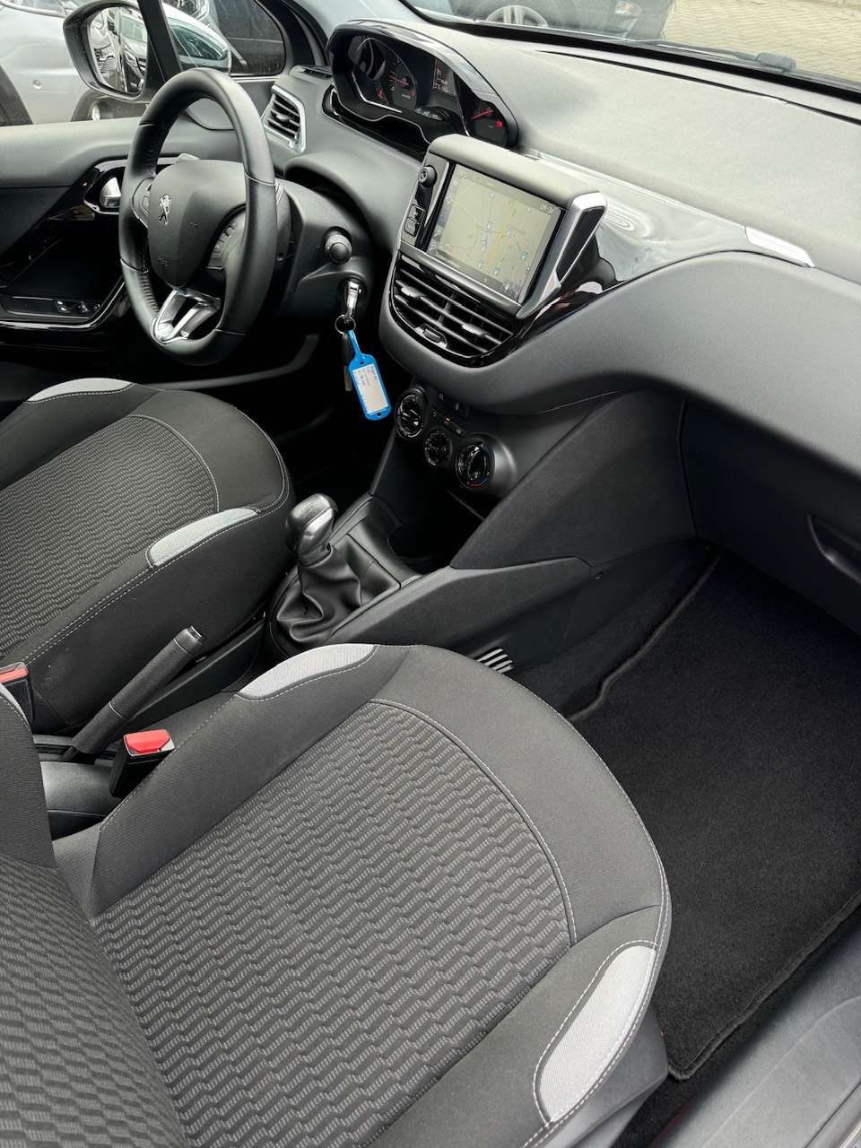 Peugeot 208 1.2i Style ** 1 JAAR GARANTIE ** !!