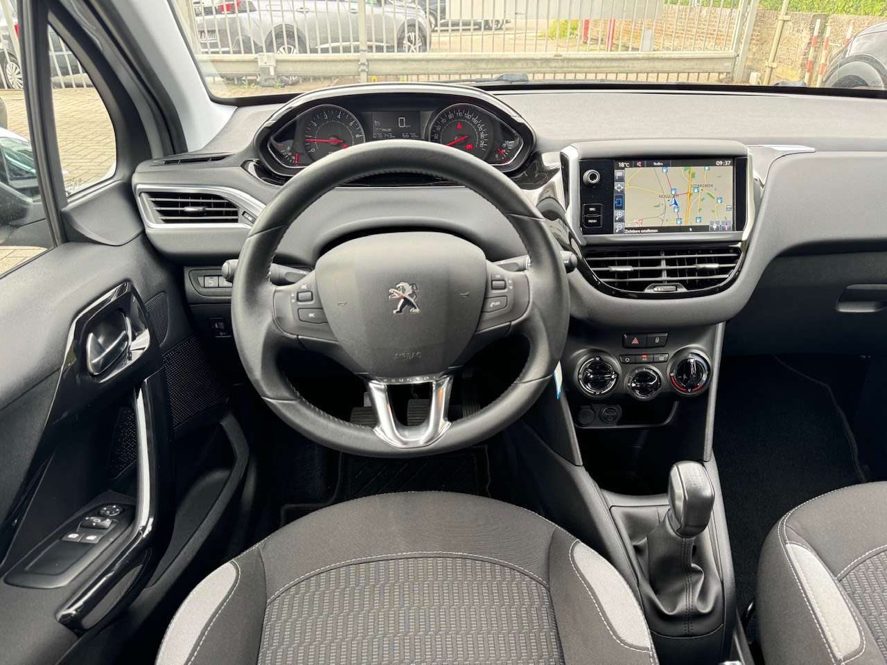Peugeot 208 1.2i Style ** 1 JAAR GARANTIE ** !!