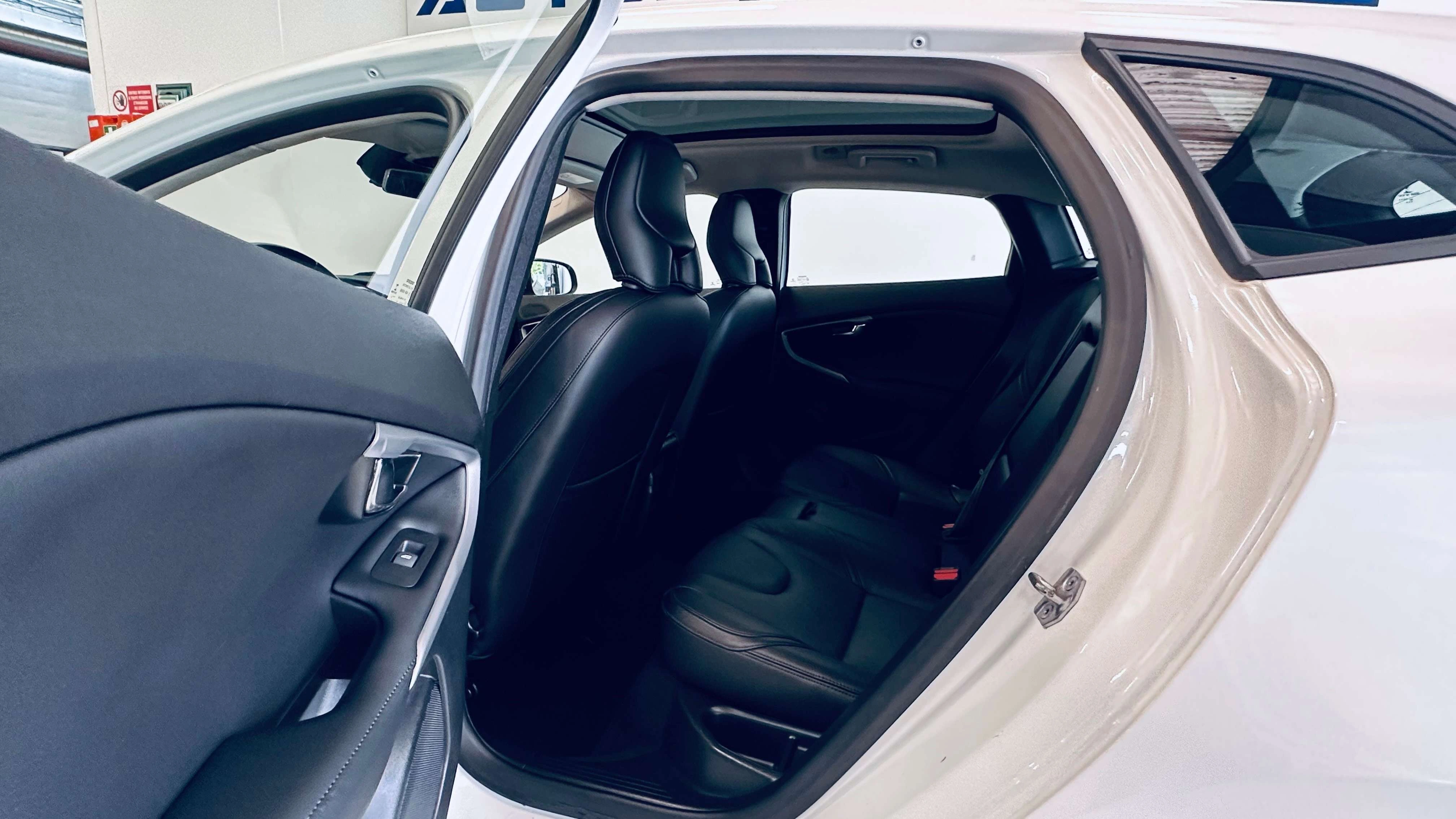 Volvo V40 2.0 D3 BOITE AUTO PANO NAVI BIZONE LIM CUIR