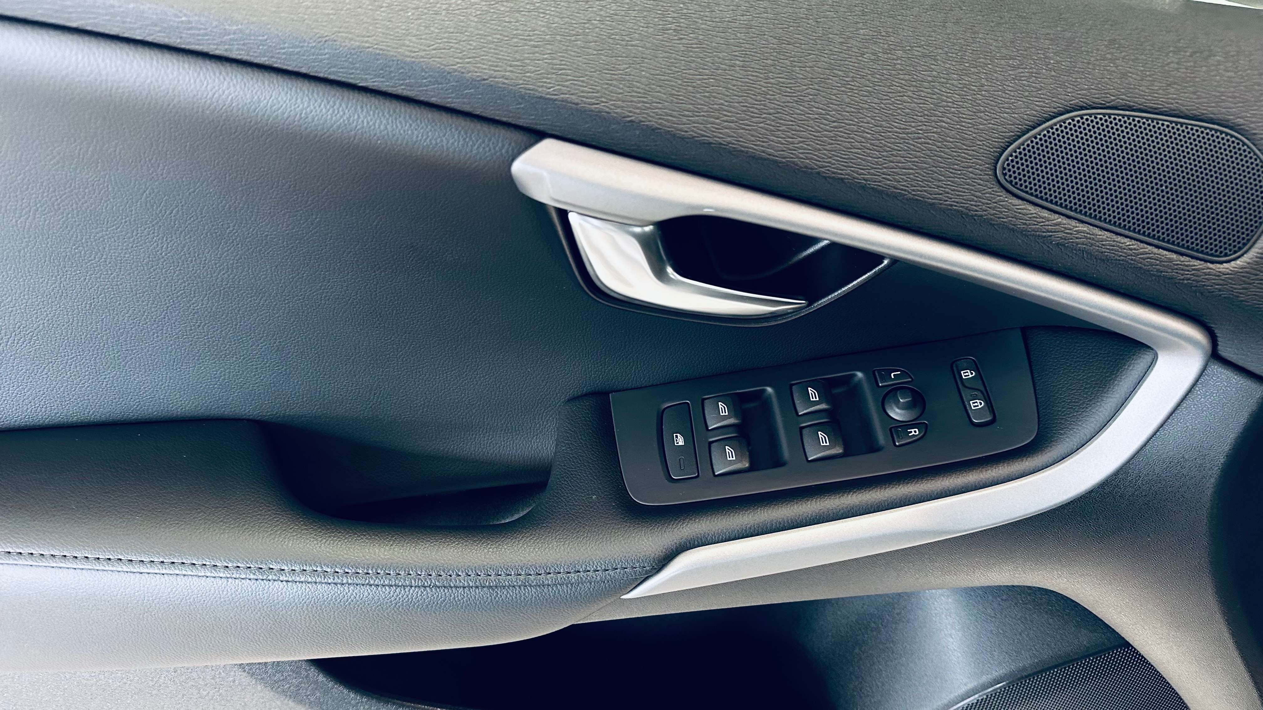 Volvo V40 2.0 D3 BOITE AUTO PANO NAVI BIZONE LIM CUIR
