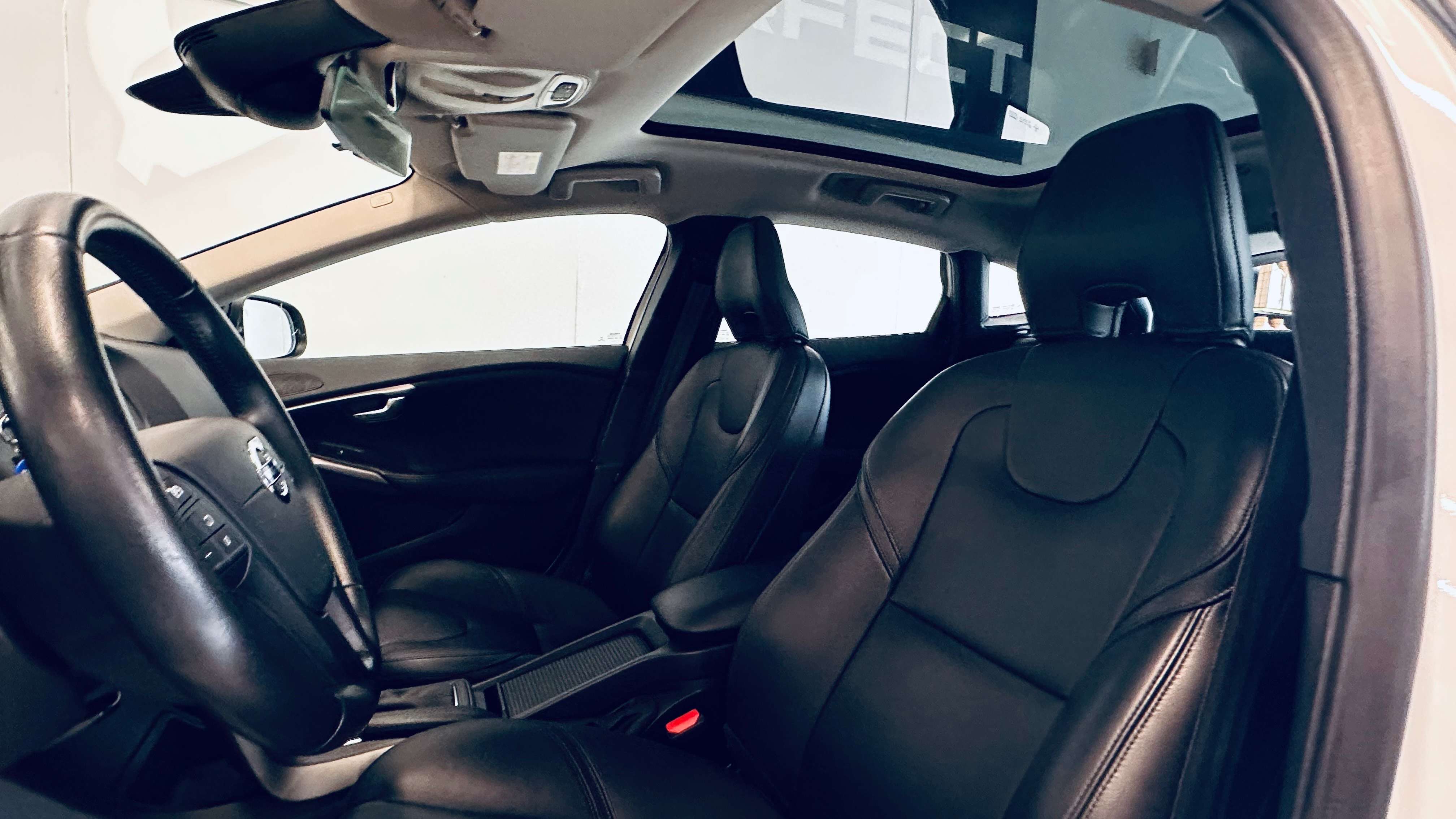 Volvo V40 2.0 D3 BOITE AUTO PANO NAVI BIZONE LIM CUIR