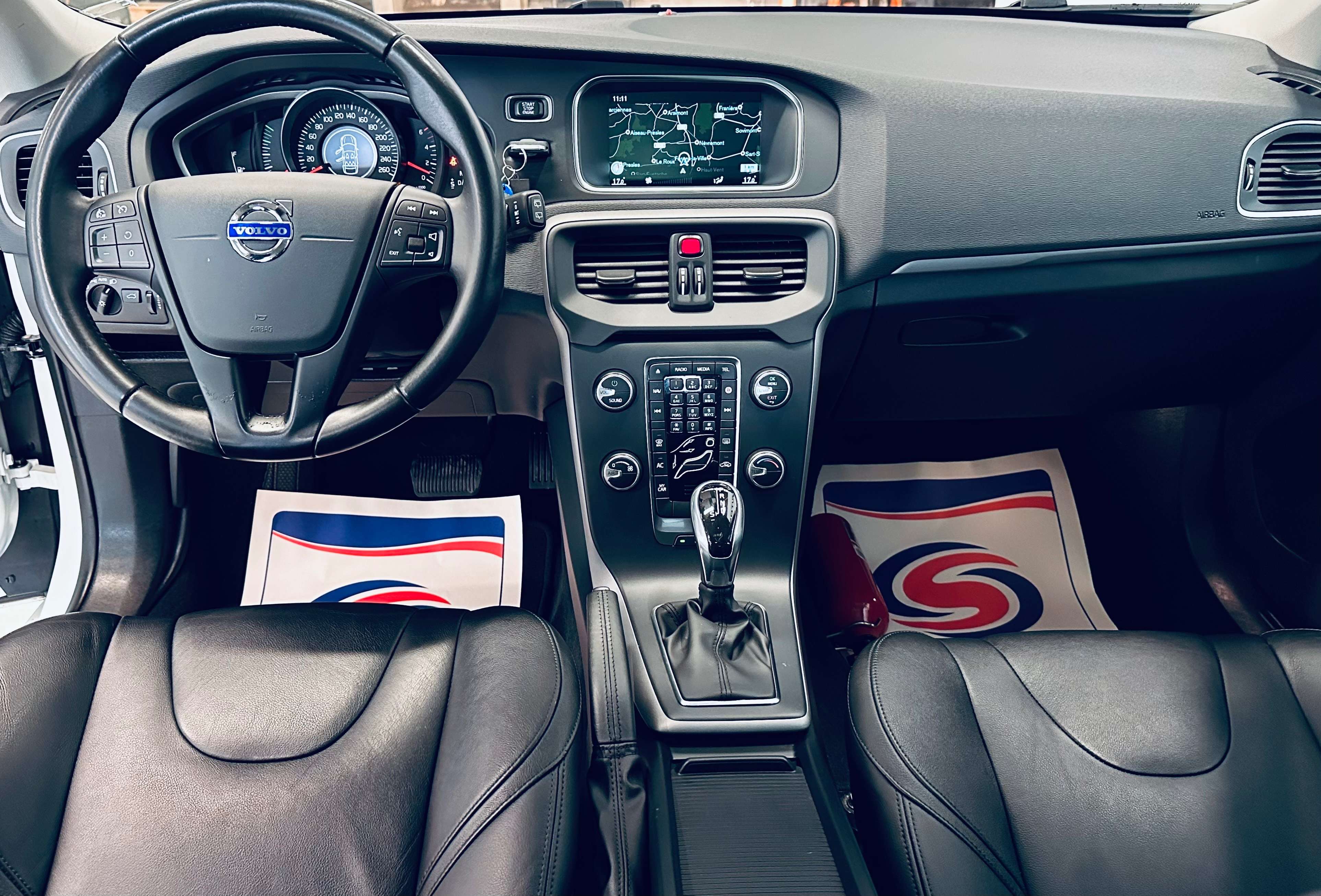 Volvo V40 2.0 D3 BOITE AUTO PANO NAVI BIZONE LIM CUIR