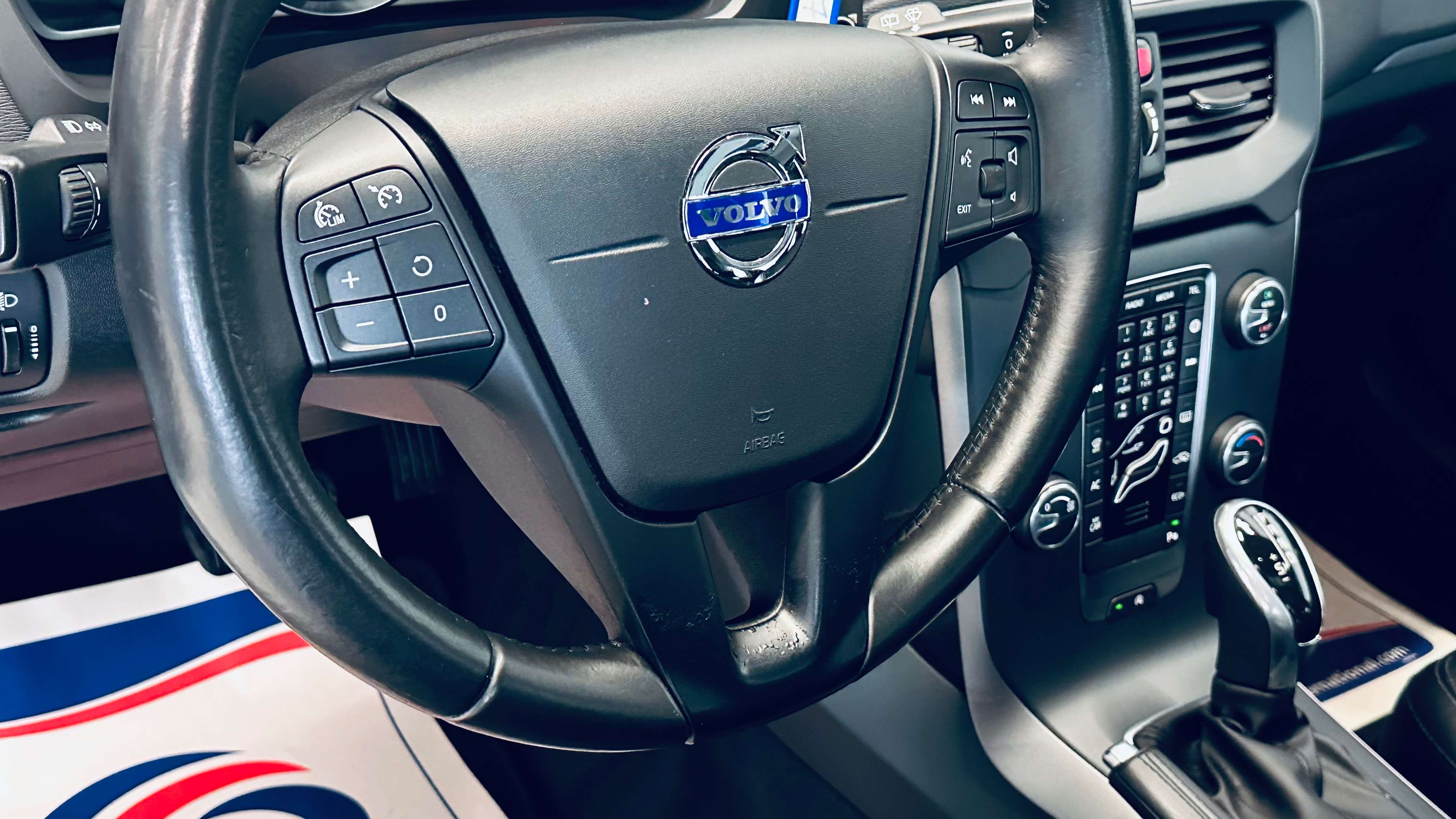 Volvo V40 2.0 D3 BOITE AUTO PANO NAVI BIZONE LIM CUIR