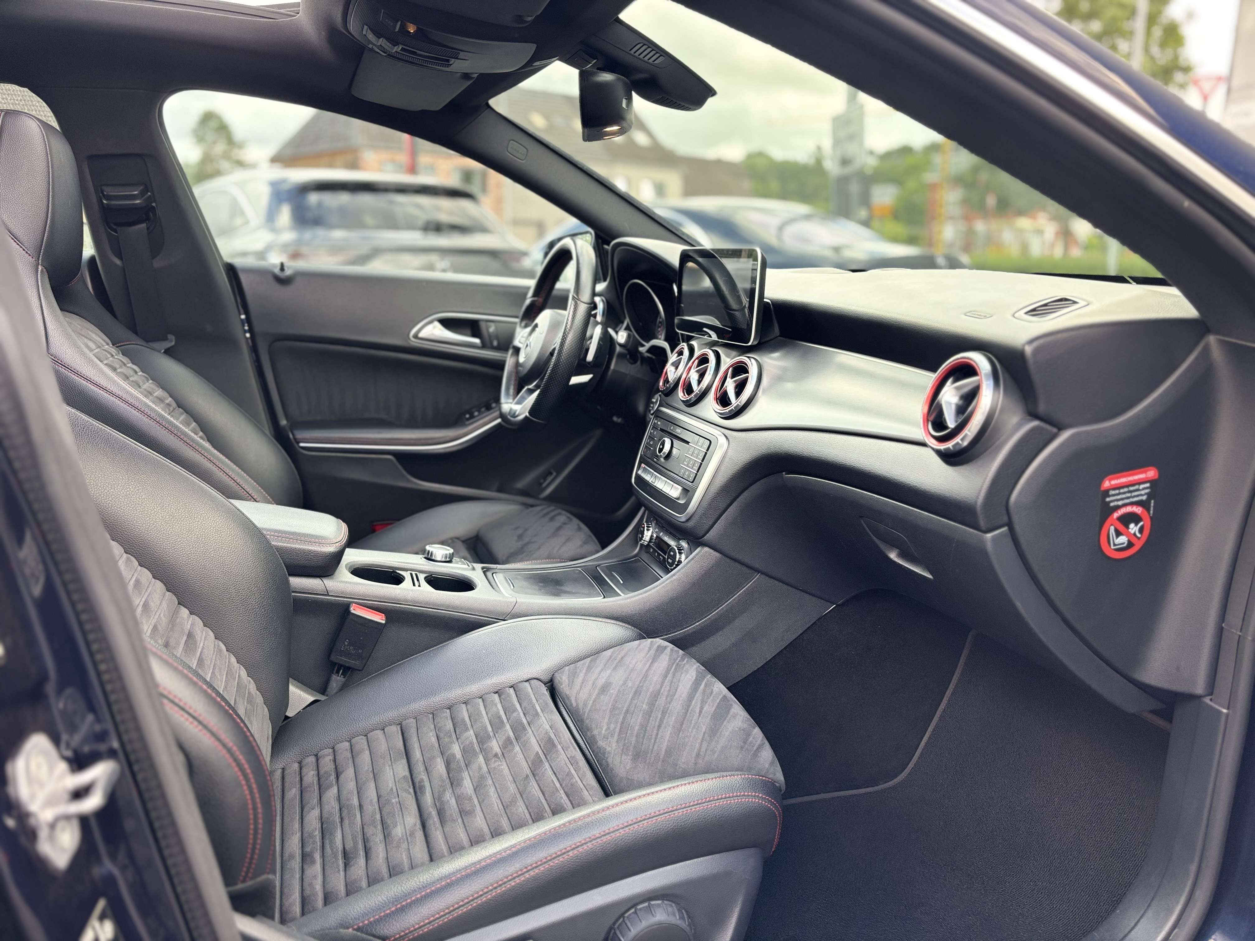 Mercedes-Benz CLA 180 CLA 180 d AMG Pack Dynamic Select Panoramisch Dak