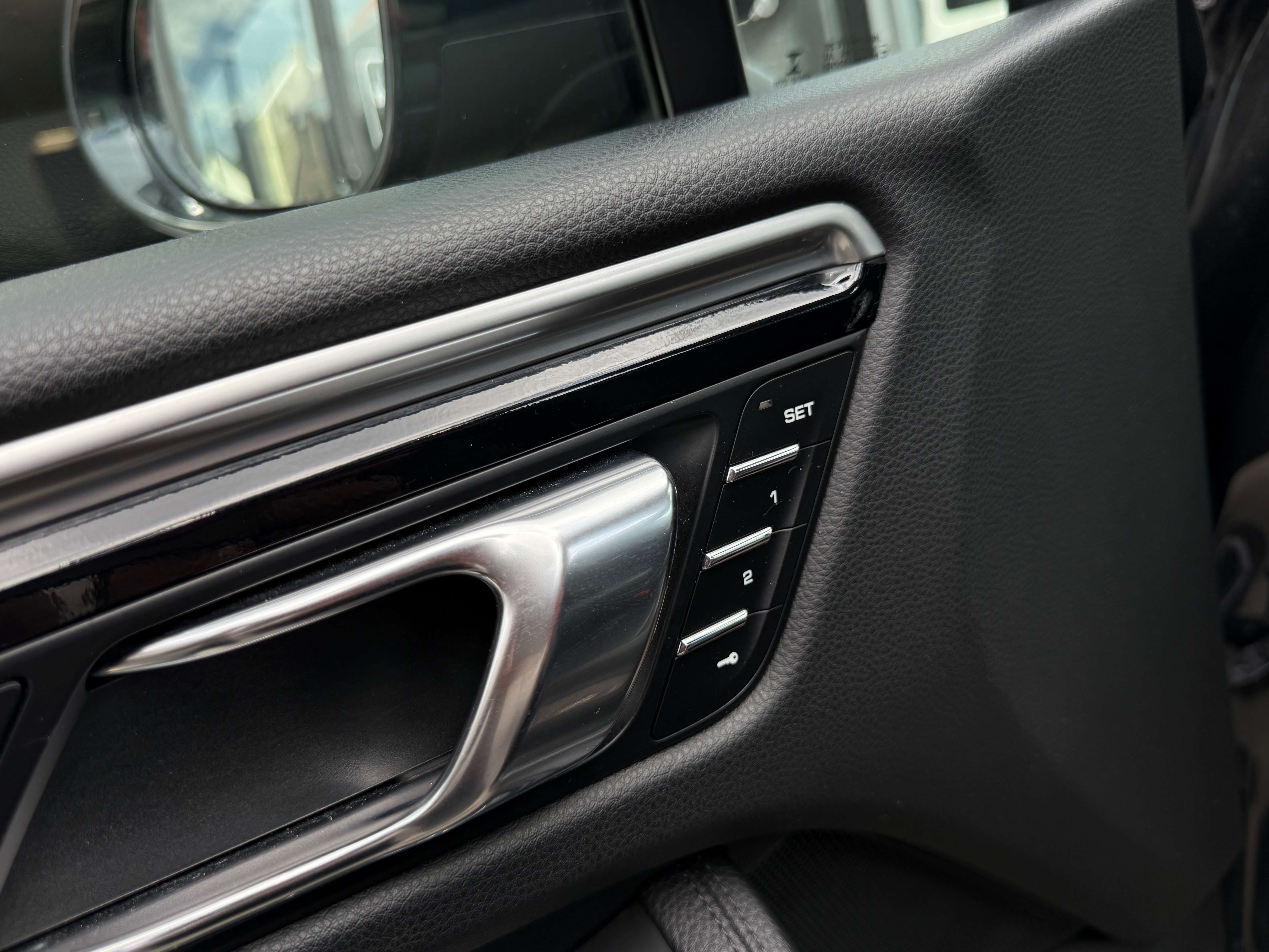 Porsche Macan 2.0 Turbo PDK SPORT DESIGN - PACK CHRONO- TOIT PANO - EXHAUST SPORT - CAMERA - LINE ASSIST - FULL OPTIONS- CARNET COMPLET