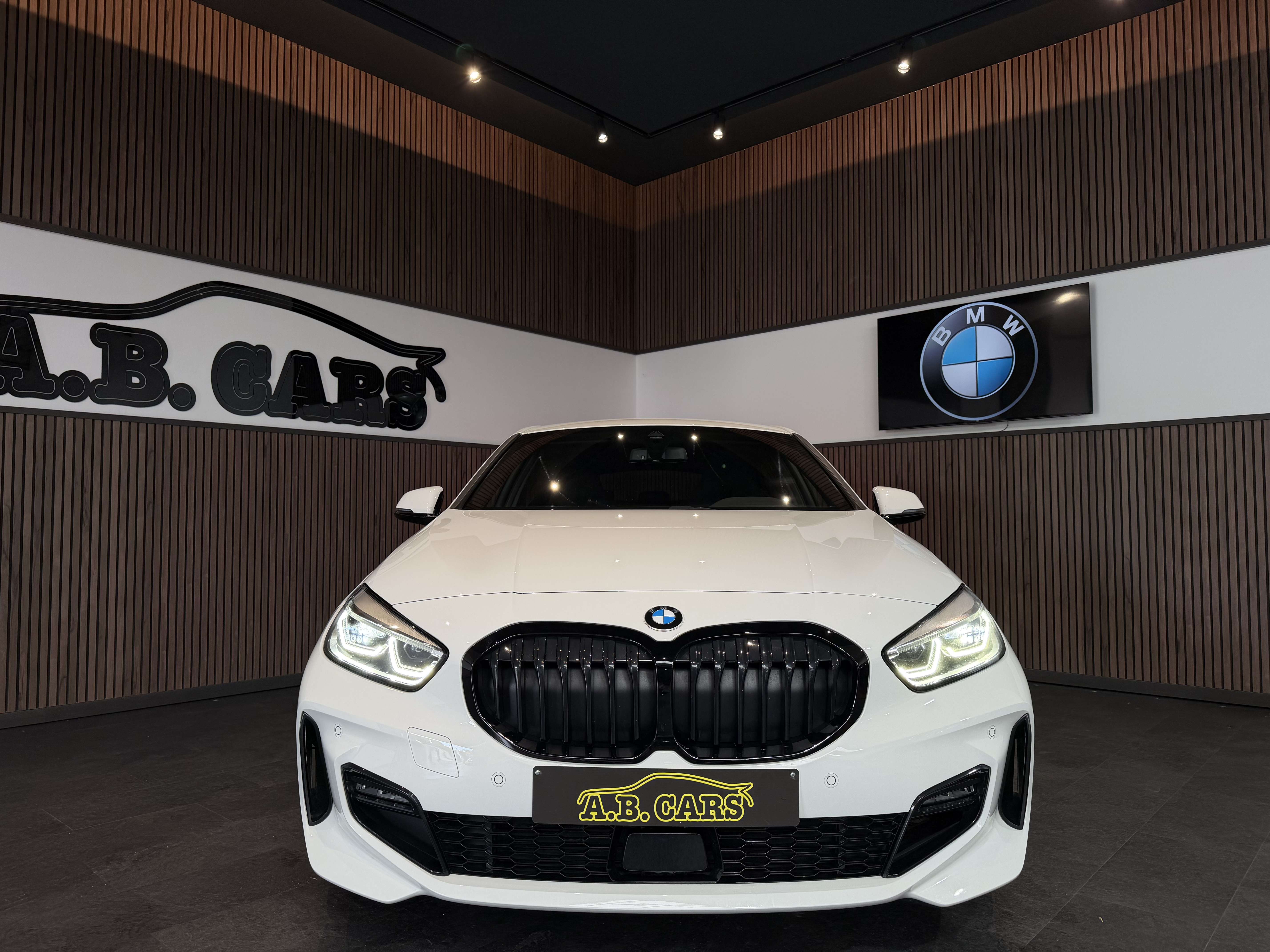 BMW 118 iA - PACK M - GARANTIE 12MOIS - 1ERPRO - CARNET FULL