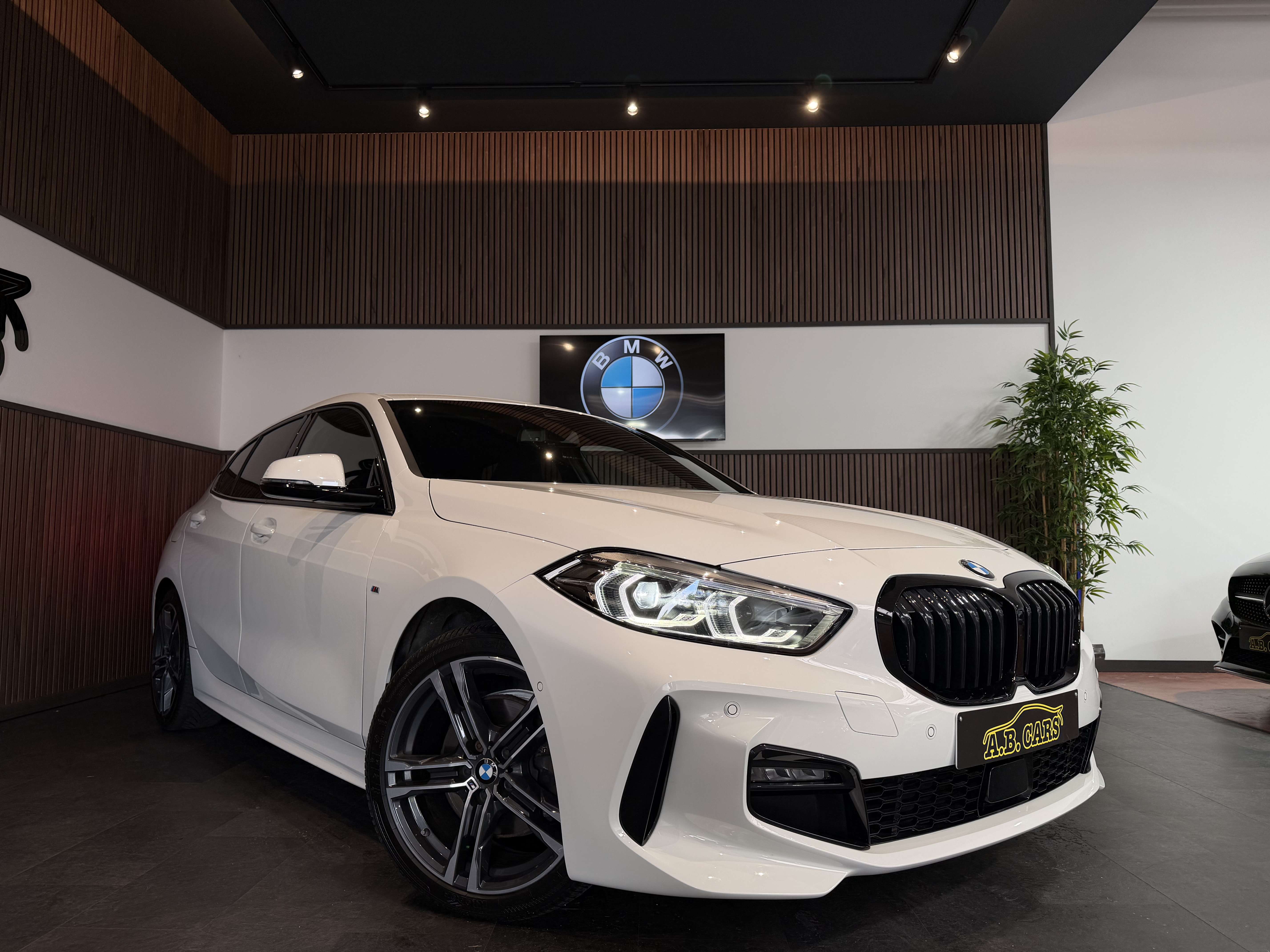 BMW 118 iA - PACK M - GARANTIE 12MOIS - 1ERPRO - CARNET FULL