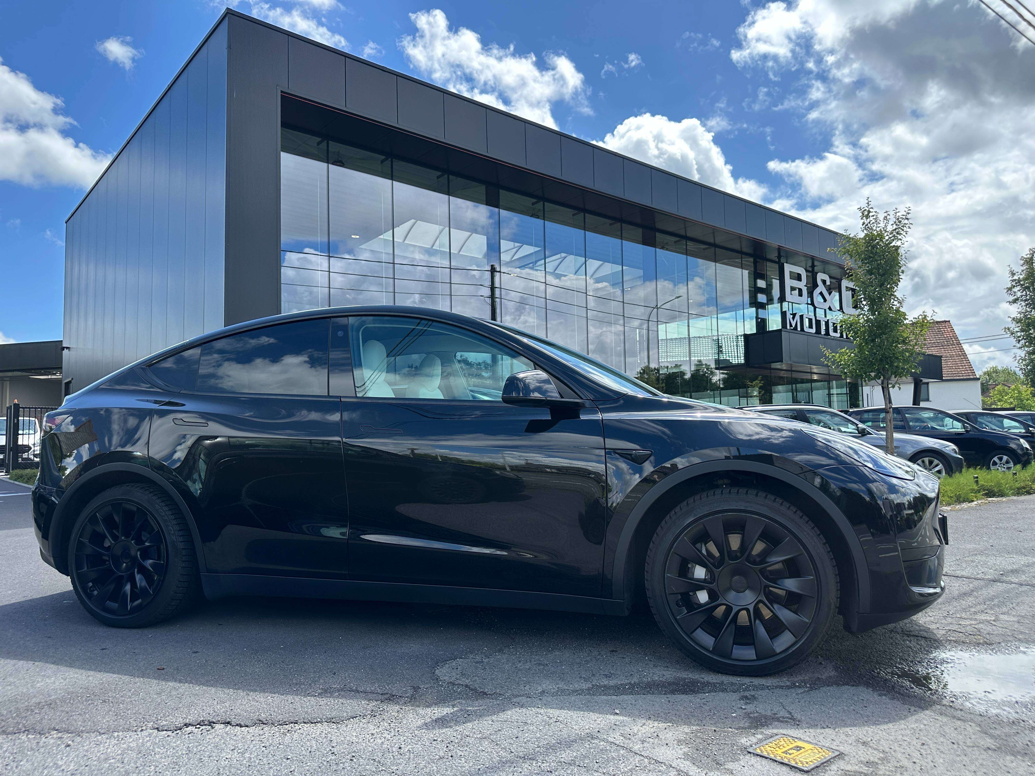 Tesla Model Y Model Y /WIT LEDER/TREKHAAK/20"ALU/28.095+BTW Tesla garantie tot 01/2031
