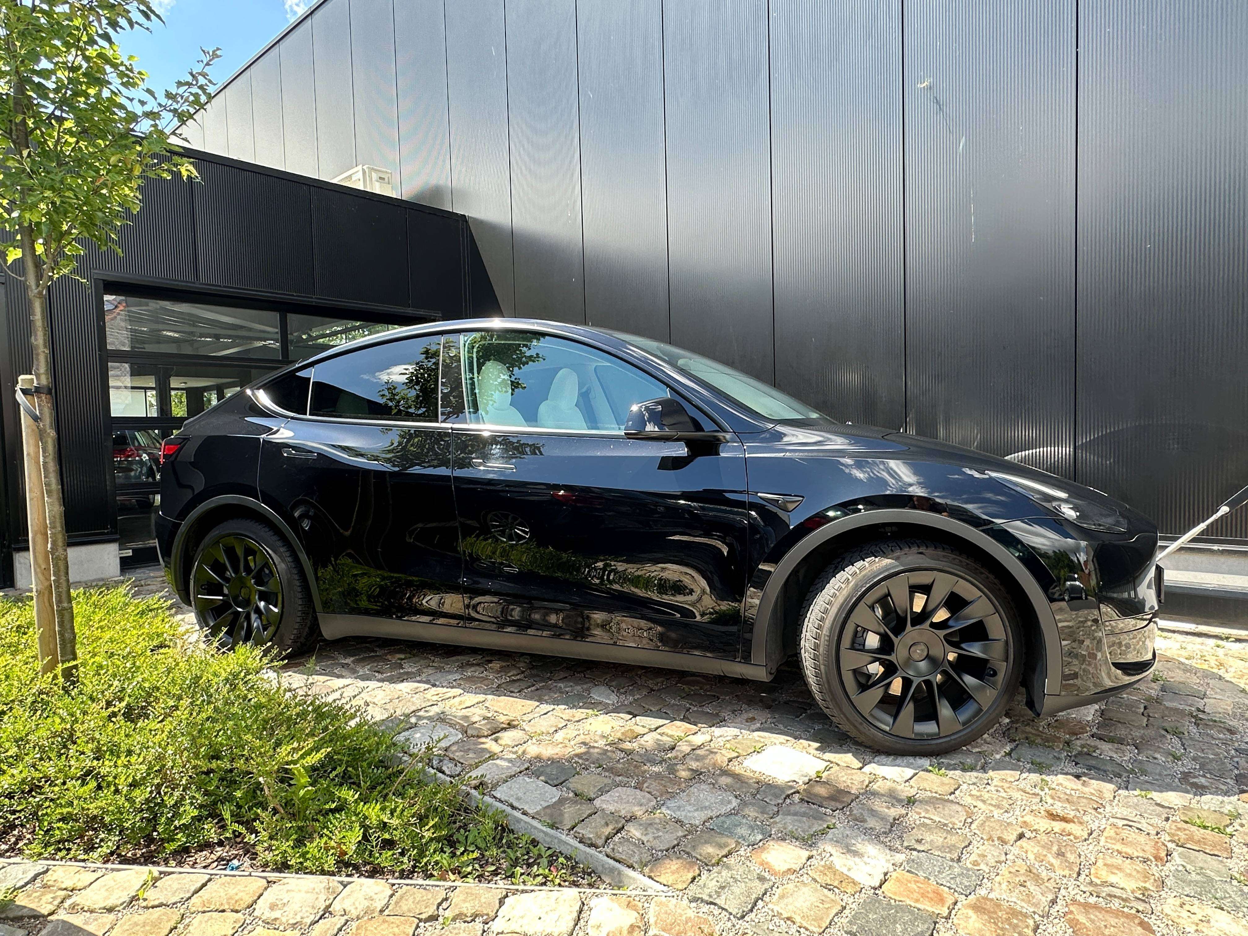 Tesla Model Y Model Y /WIT LEDER/TREKHAAK/20"ALU/28.095+BTW Tesla garantie tot 01/2031
