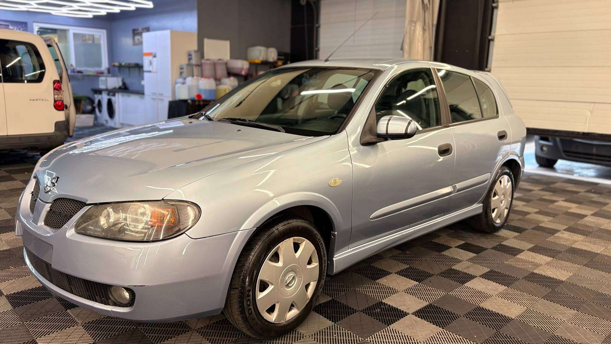 Nissan Almera BENZINE bj2006 MANUEEL 198000KM 5DEURS