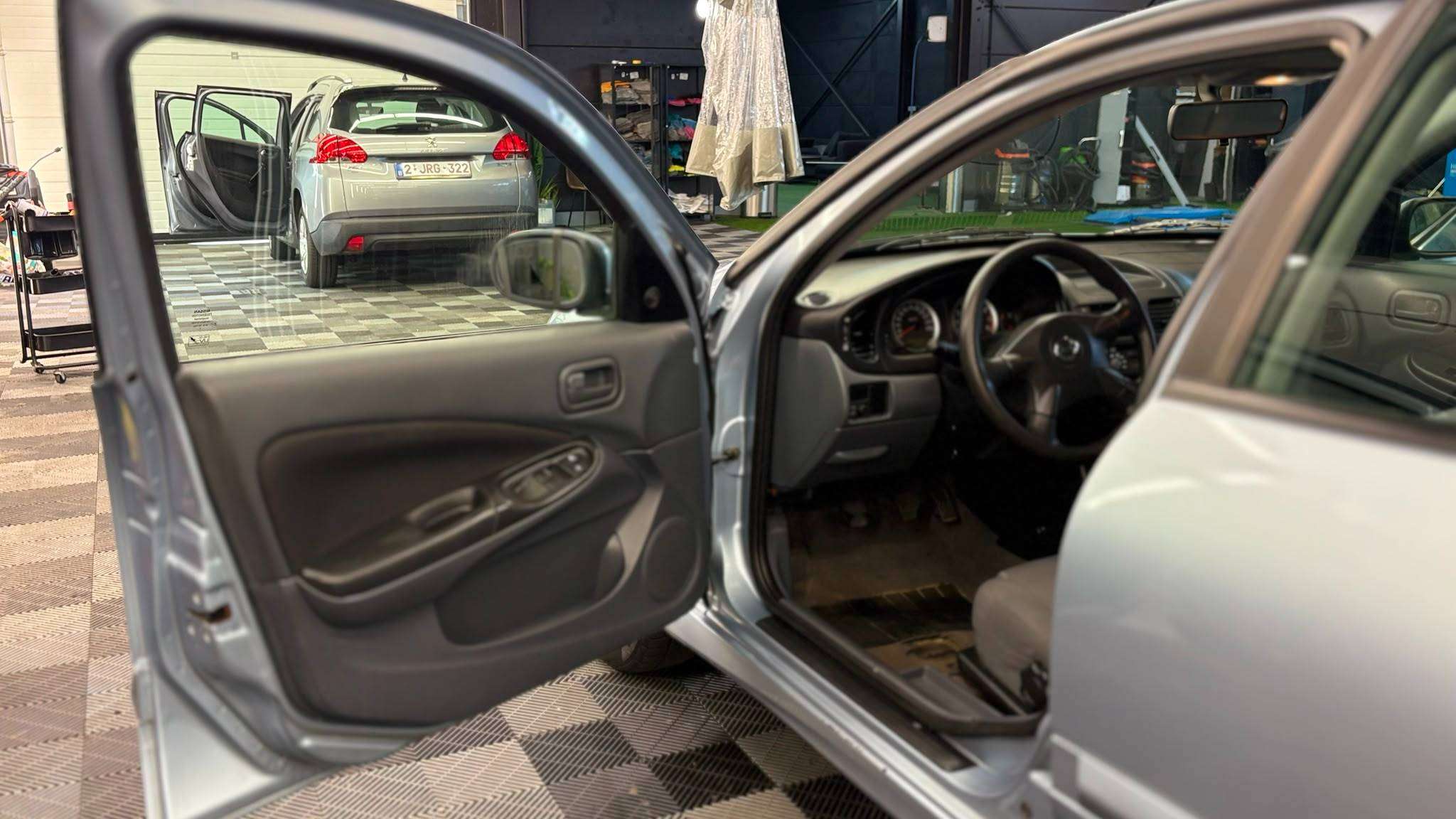 Nissan Almera BENZINE bj2006 MANUEEL 198000KM 5DEURS
