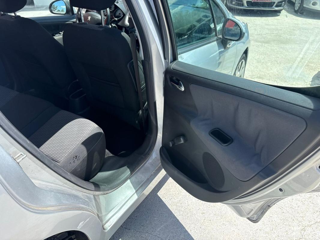 Peugeot 207 1.6 120 CH ESSENCE BOITE AUTOMATIQUE – ENTIÈREMENT RÉVISÉE ET GARANTIE 12 MOIS EN EUROPE