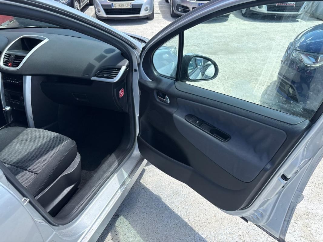 Peugeot 207 1.6 120 CH ESSENCE BOITE AUTOMATIQUE – ENTIÈREMENT RÉVISÉE ET GARANTIE 12 MOIS EN EUROPE