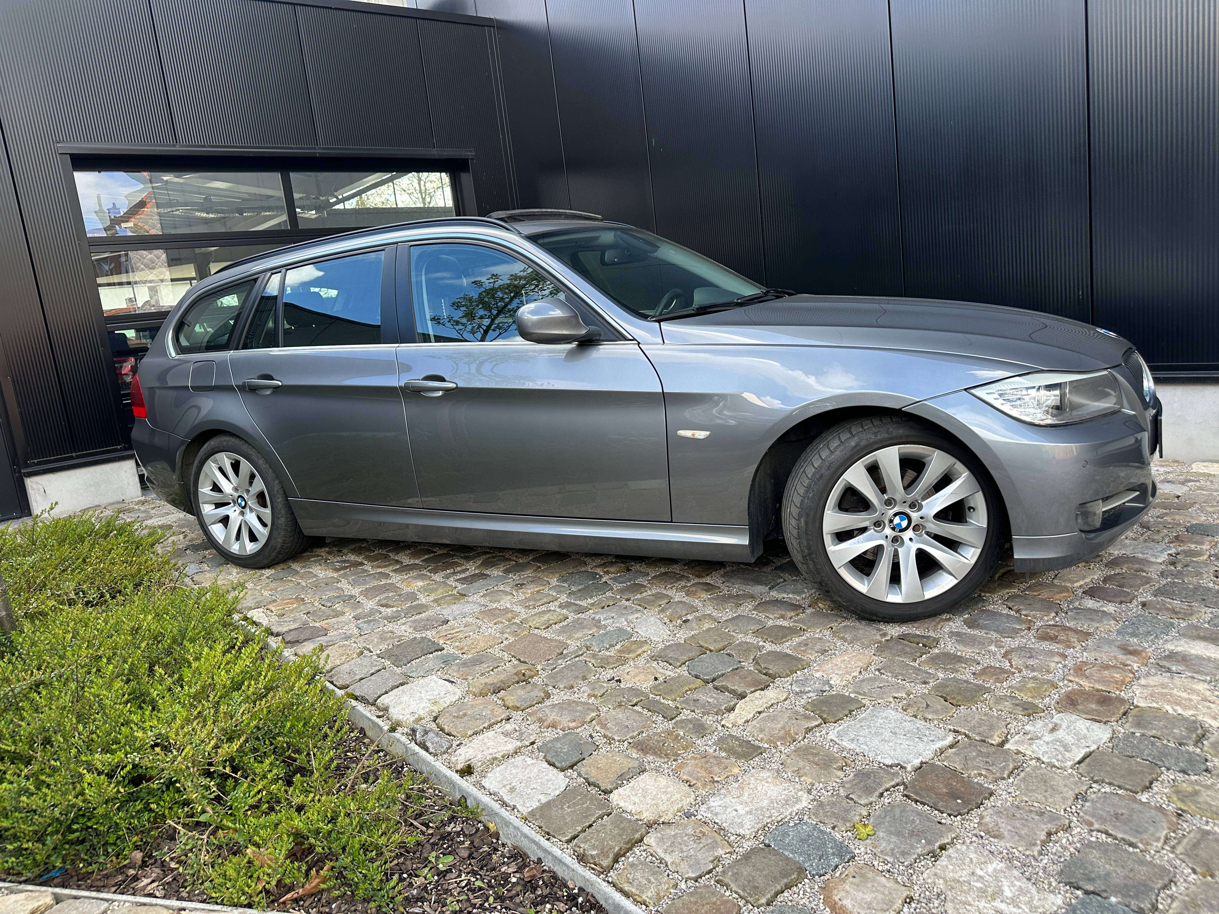 BMW 318 Touring 318iA EDITION,Panor. dak/Airco,17"Alu,Garantie