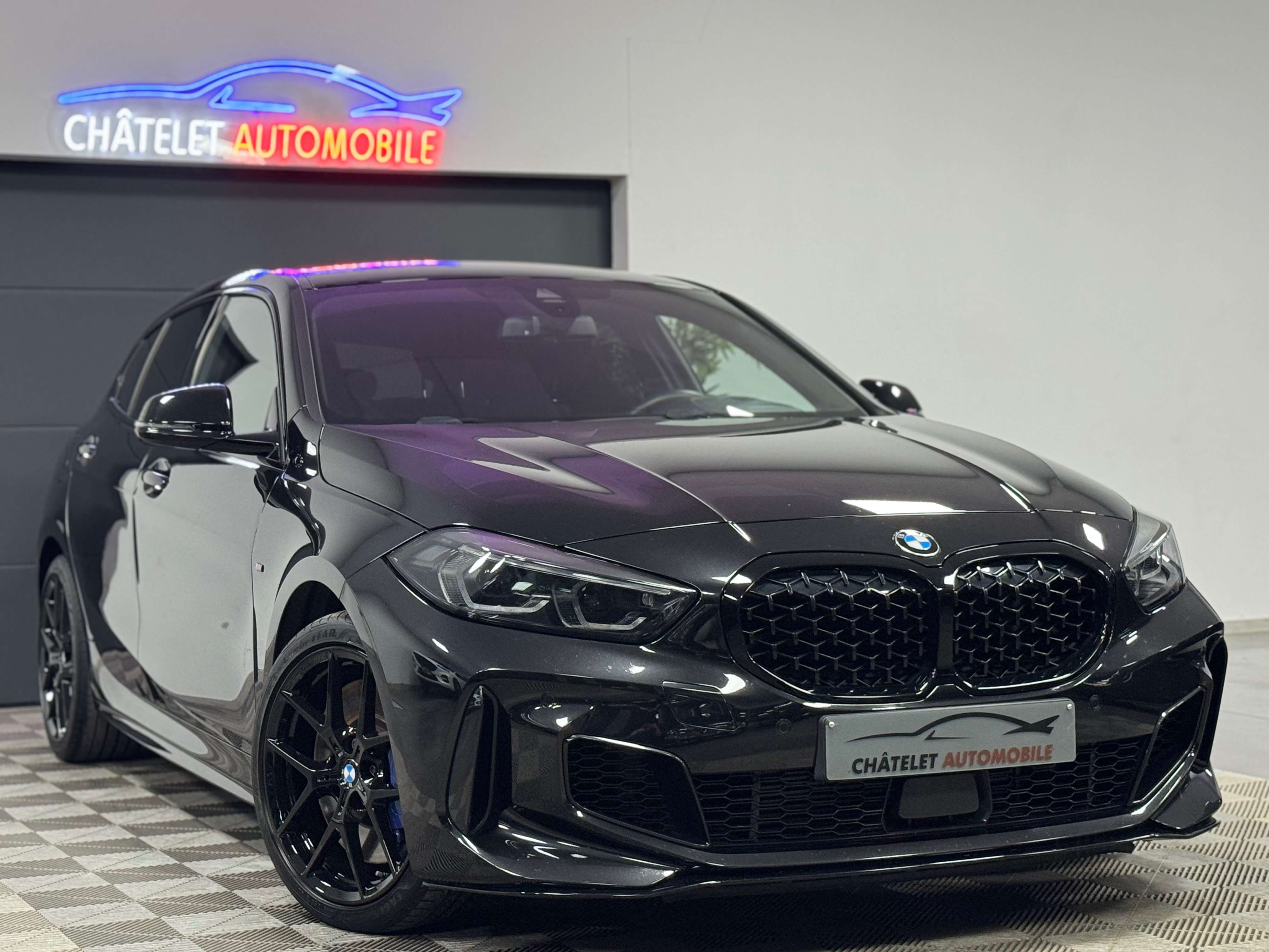 BMW 135 i B48 Pack-M Full Black Siège F1 12 mois garantie