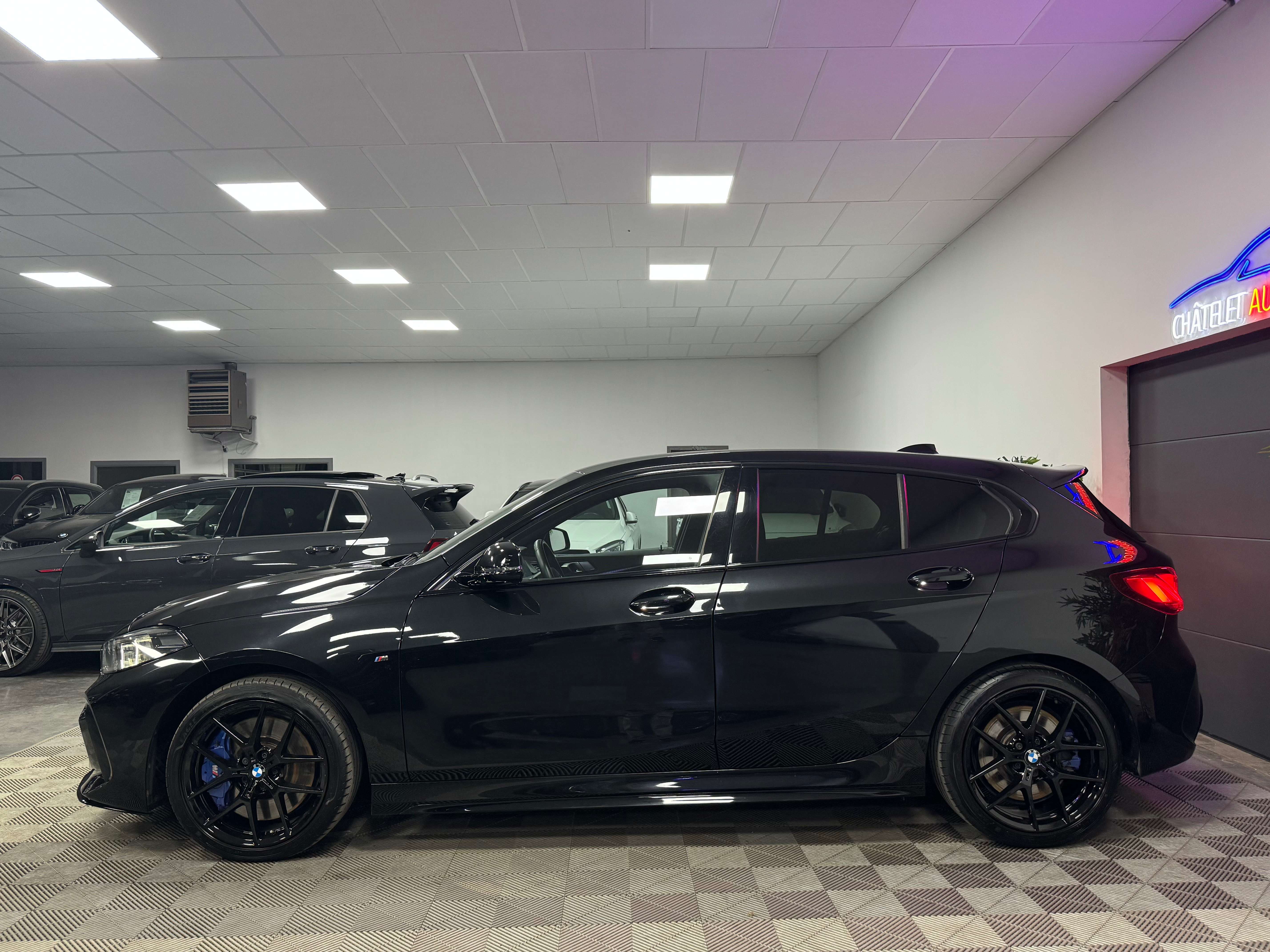 BMW 135 i B48 Pack-M Full Black Siège F1 12 mois garantie