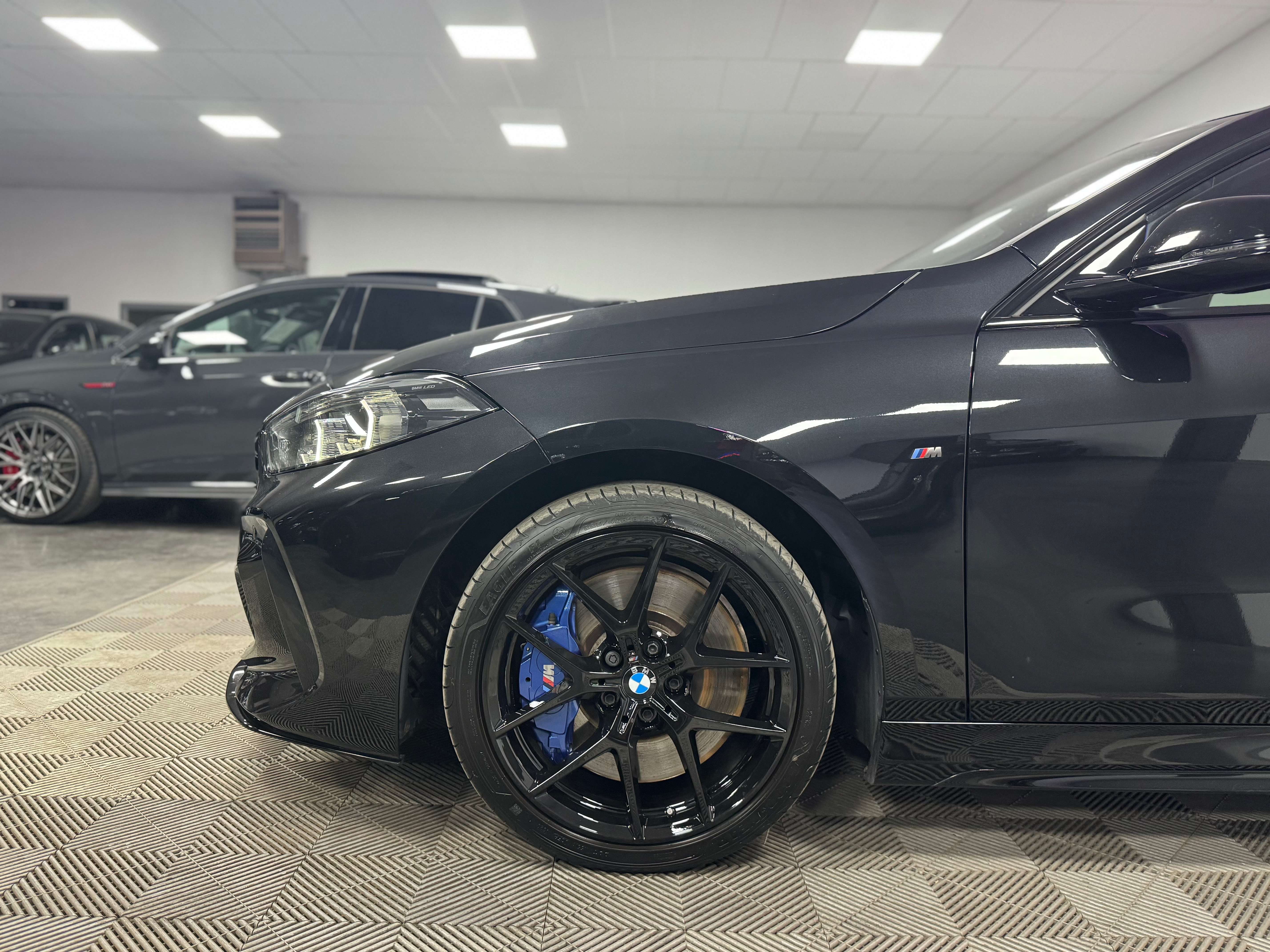 BMW 135 i B48 Pack-M Full Black Siège F1 12 mois garantie