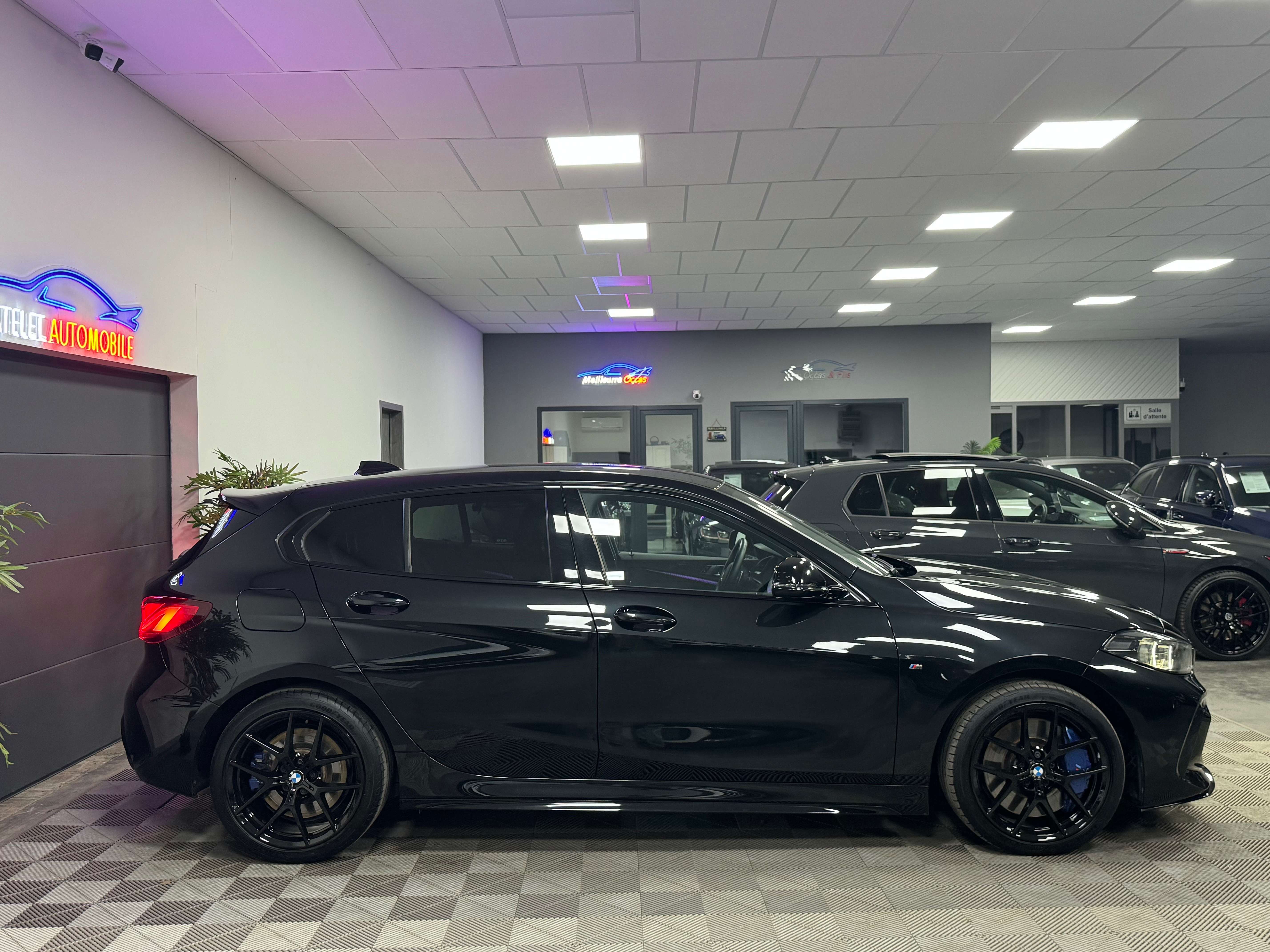 BMW 135 i B48 Pack-M Full Black Siège F1 12 mois garantie