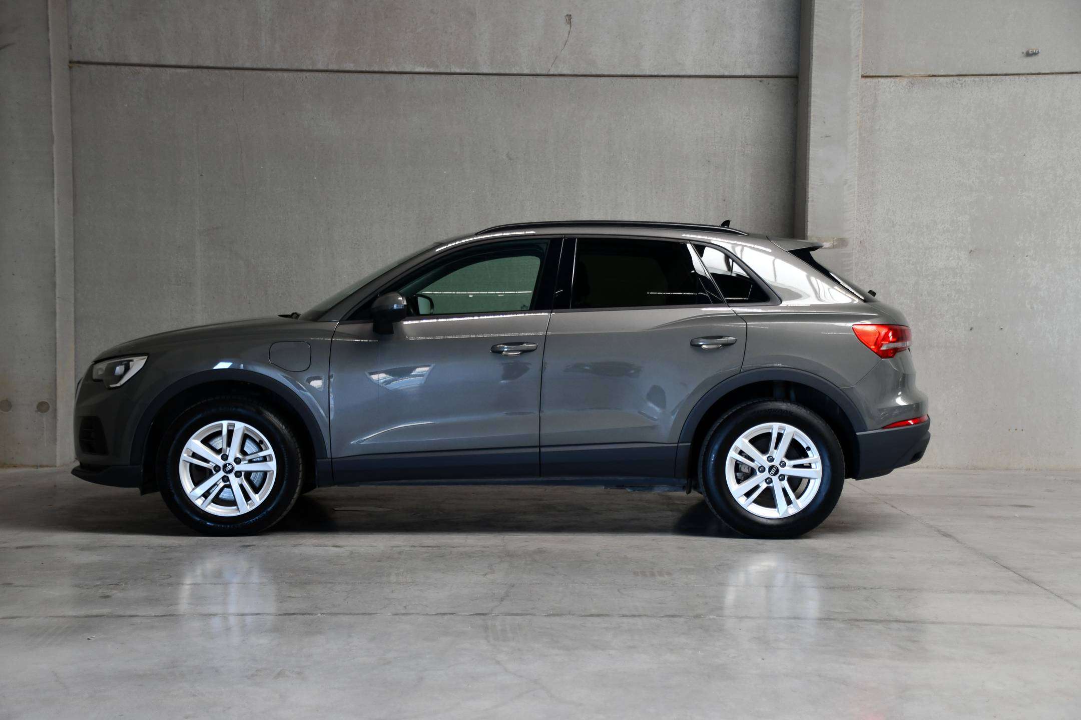 Audi Q3 Q3 Plug in Hybride l Adaptive Cruise Control l Camera l Zetelverwarming l Getinte ramen