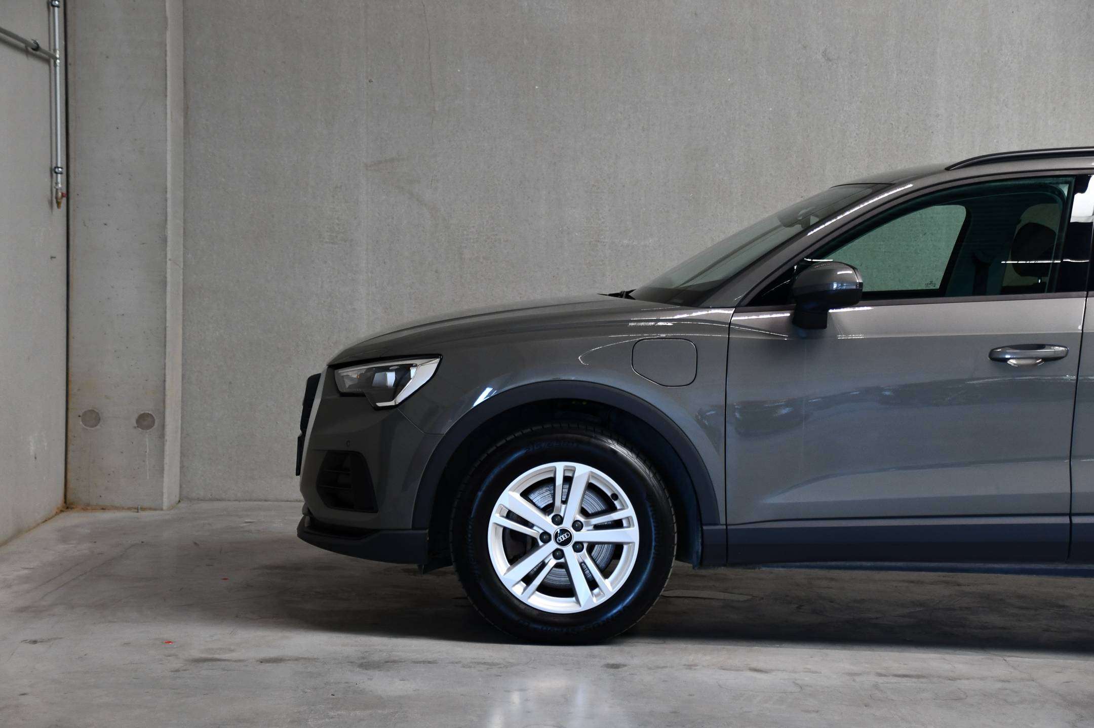 Audi Q3 Q3 Plug in Hybride l Adaptive Cruise Control l Camera l Zetelverwarming l Getinte ramen